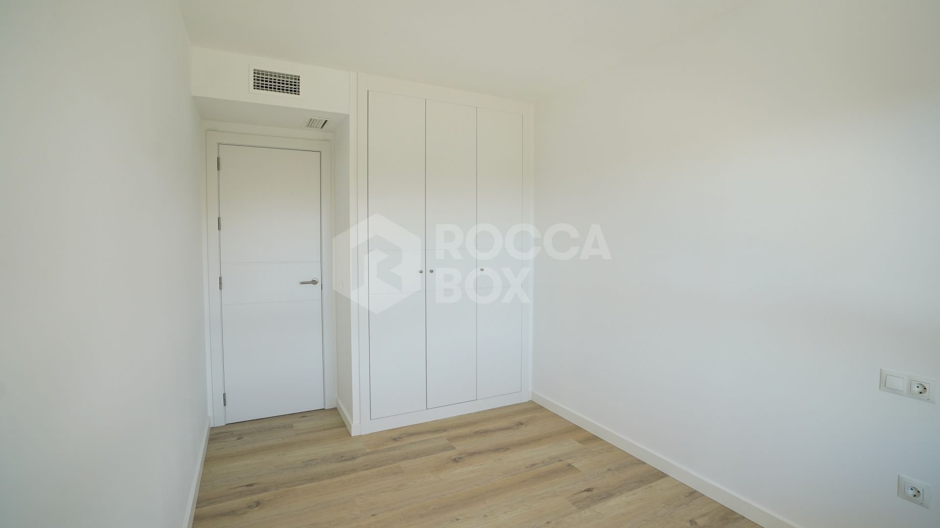Modern 4-Bedroom Apartment with Mountain & Sea Views in Nueva Andalucía