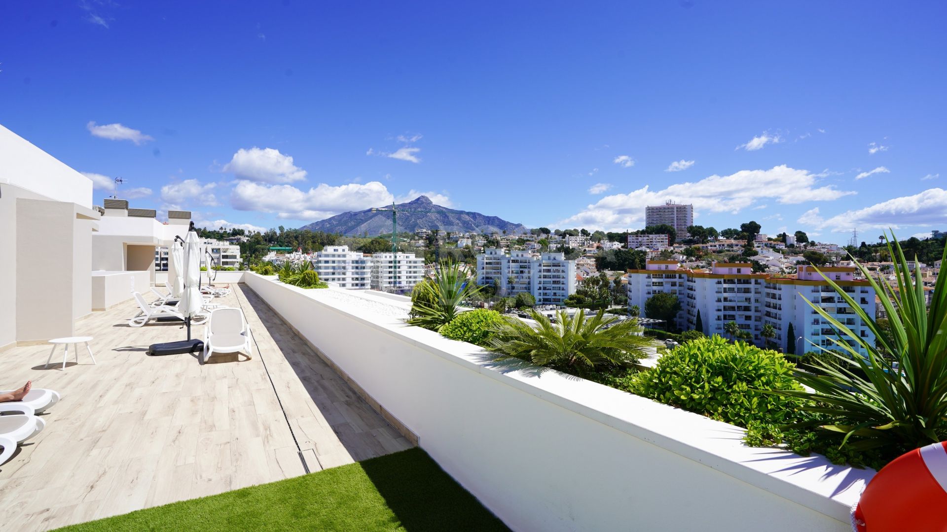 Modern 4-Bedroom Apartment with Mountain & Sea Views in Nueva Andalucía