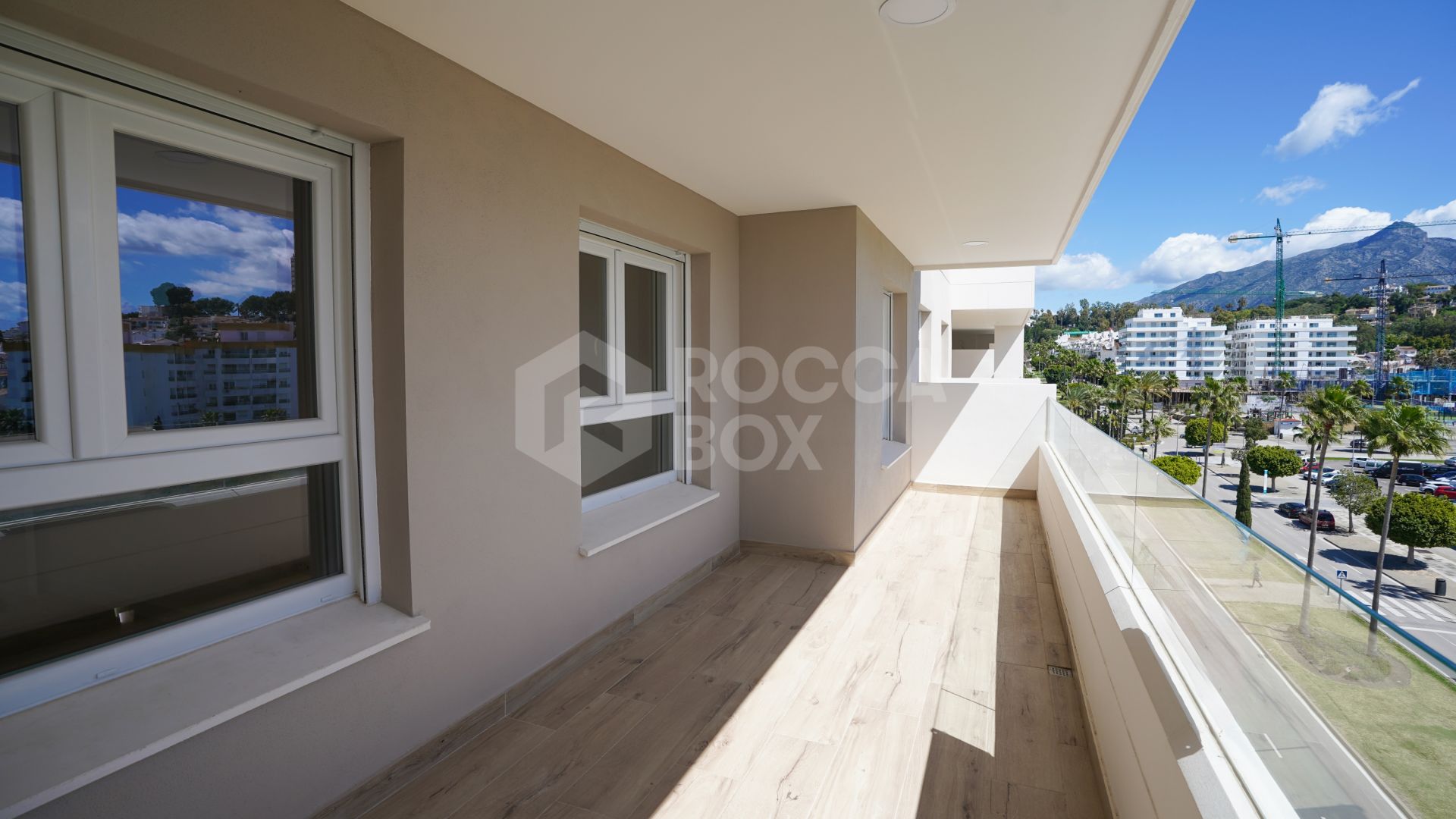 Modern 4-Bedroom Apartment with Mountain & Sea Views in Nueva Andalucía