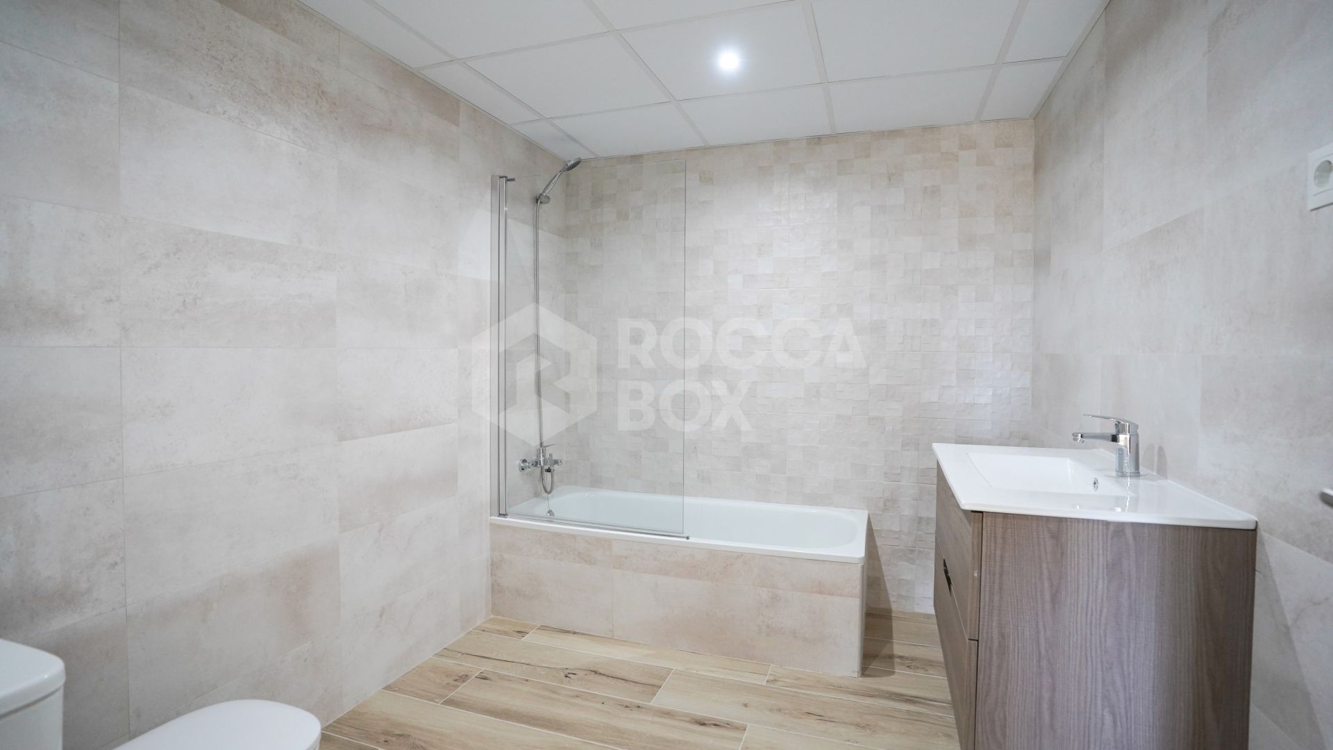 Modern 4-Bedroom Apartment with Mountain & Sea Views in Nueva Andalucía