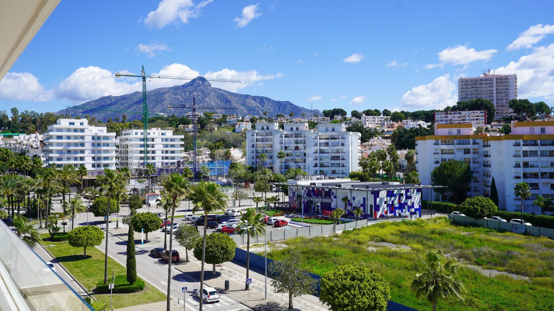 Modern 4-Bedroom Apartment with Mountain & Sea Views in Nueva Andalucía