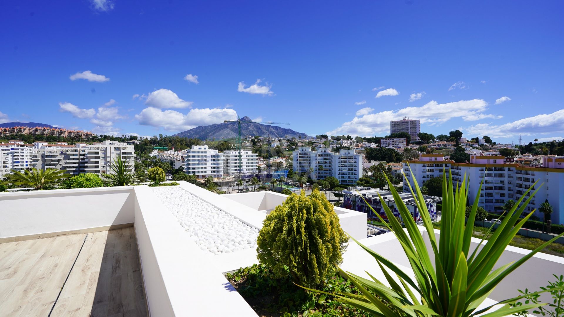 Modern 4-Bedroom Apartment with Mountain & Sea Views in Nueva Andalucía