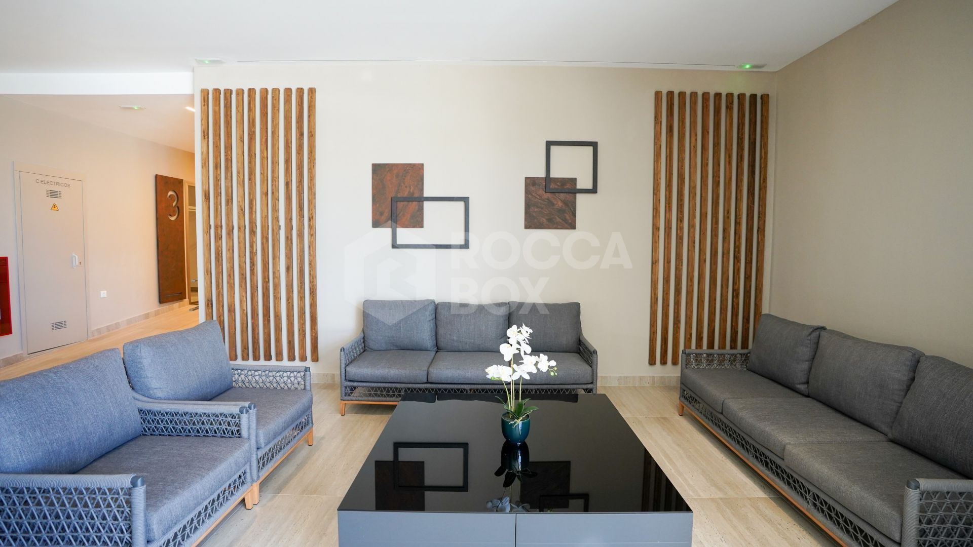 Modern 4-Bedroom Apartment with Mountain & Sea Views in Nueva Andalucía