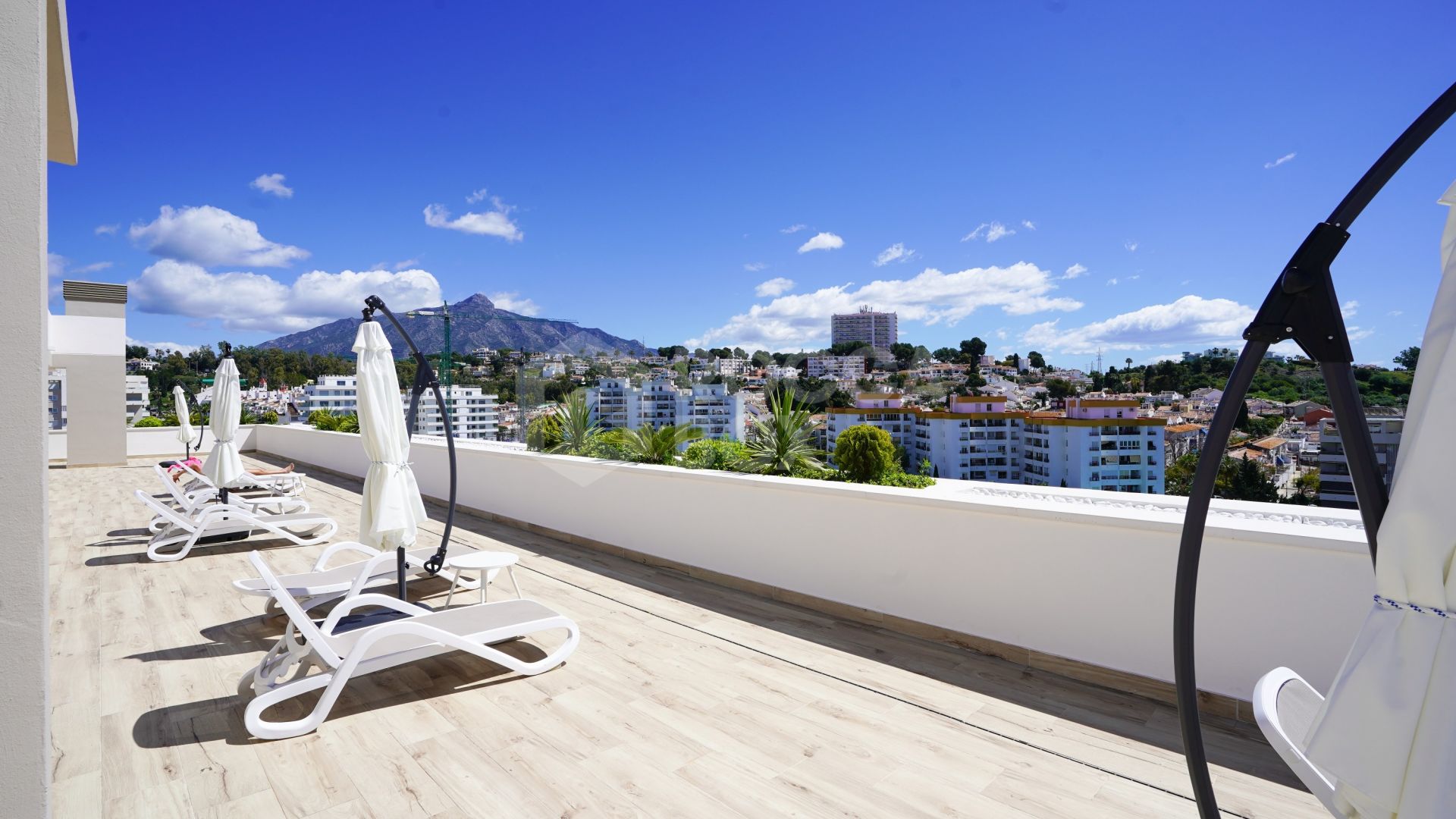 Modern 4-Bedroom Apartment with Mountain & Sea Views in Nueva Andalucía