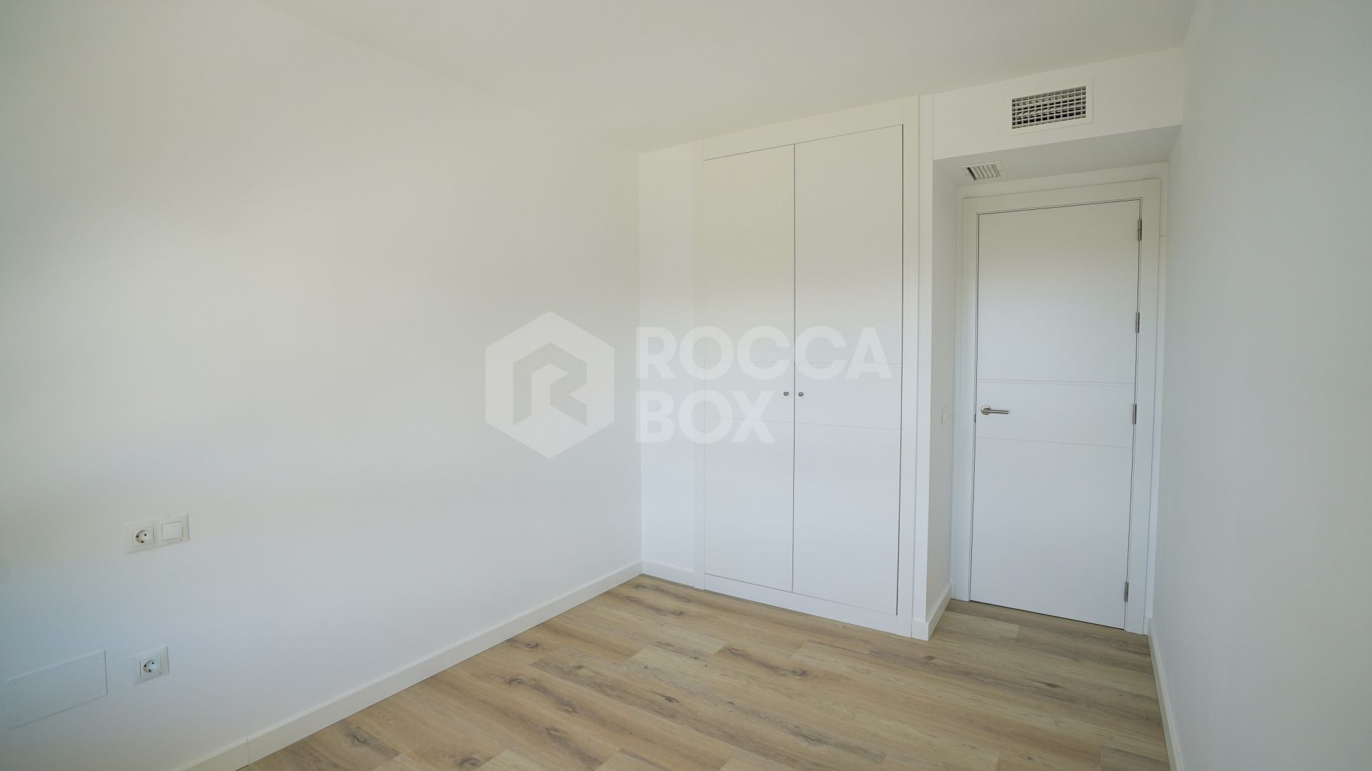 Modern 4-Bedroom Apartment with Mountain & Sea Views in Nueva Andalucía