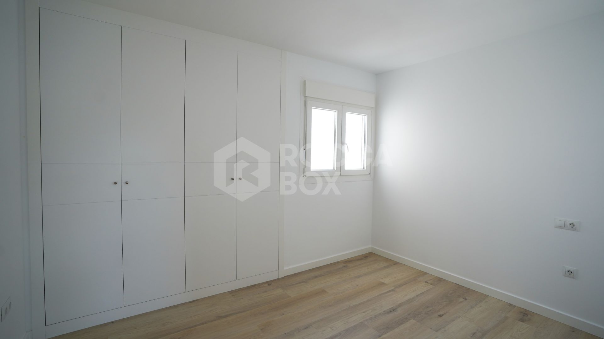 Modern 4-Bedroom Apartment with Mountain & Sea Views in Nueva Andalucía