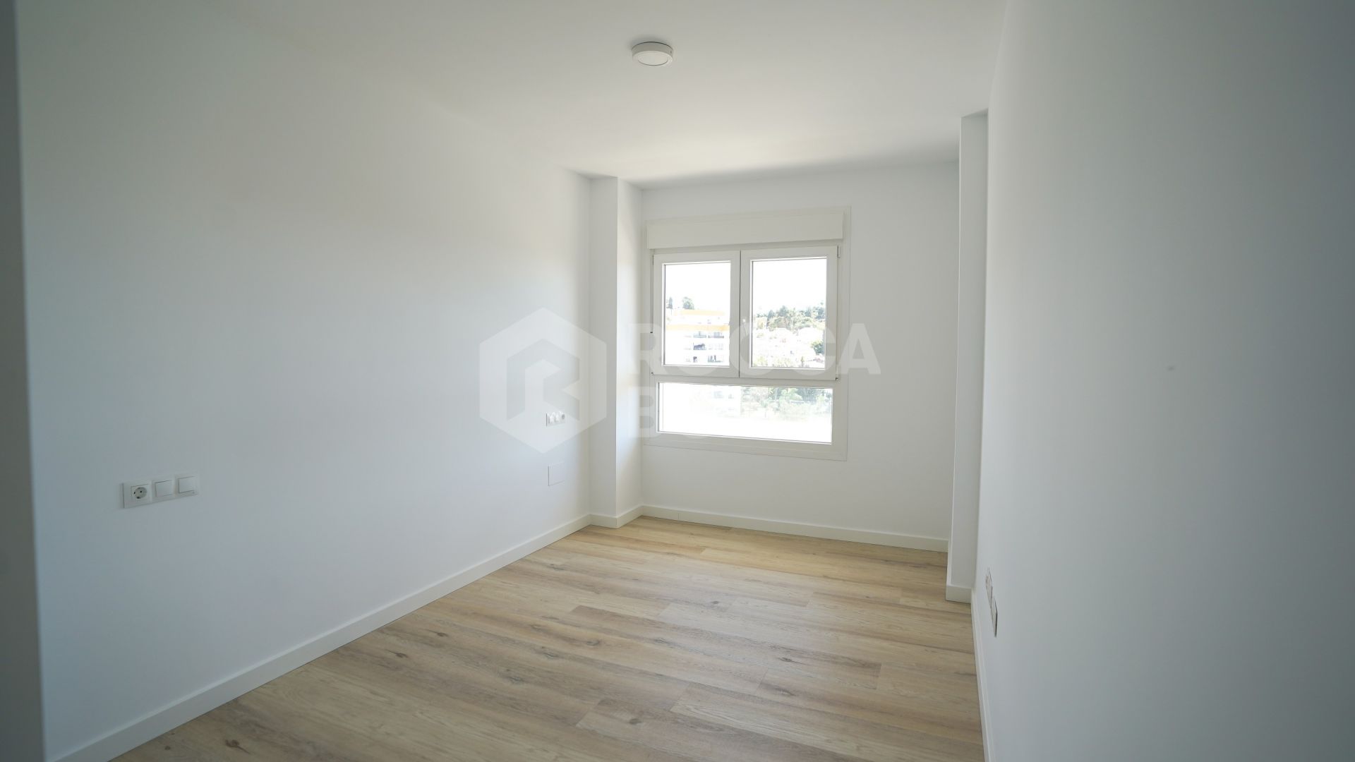 Modern 4-Bedroom Apartment with Mountain & Sea Views in Nueva Andalucía