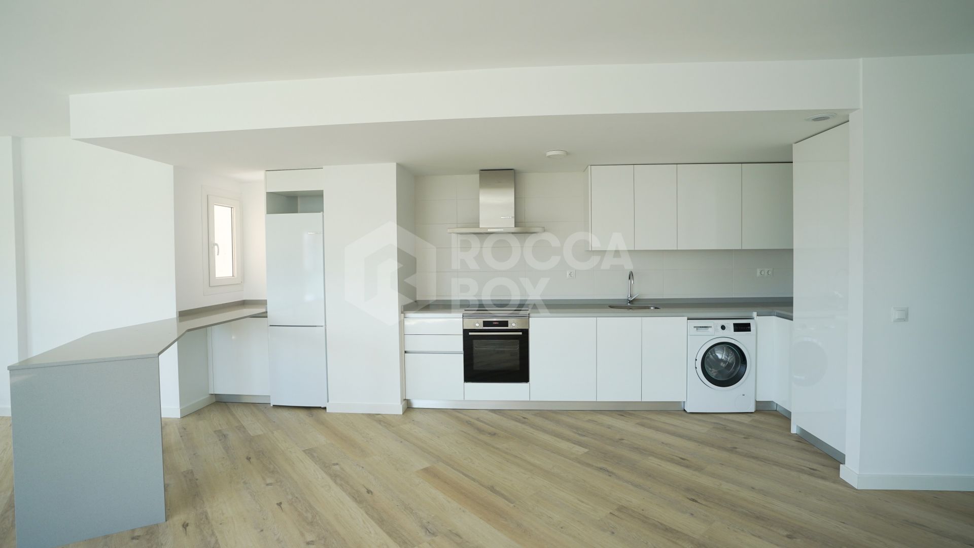 Modern 4-Bedroom Apartment with Mountain & Sea Views in Nueva Andalucía