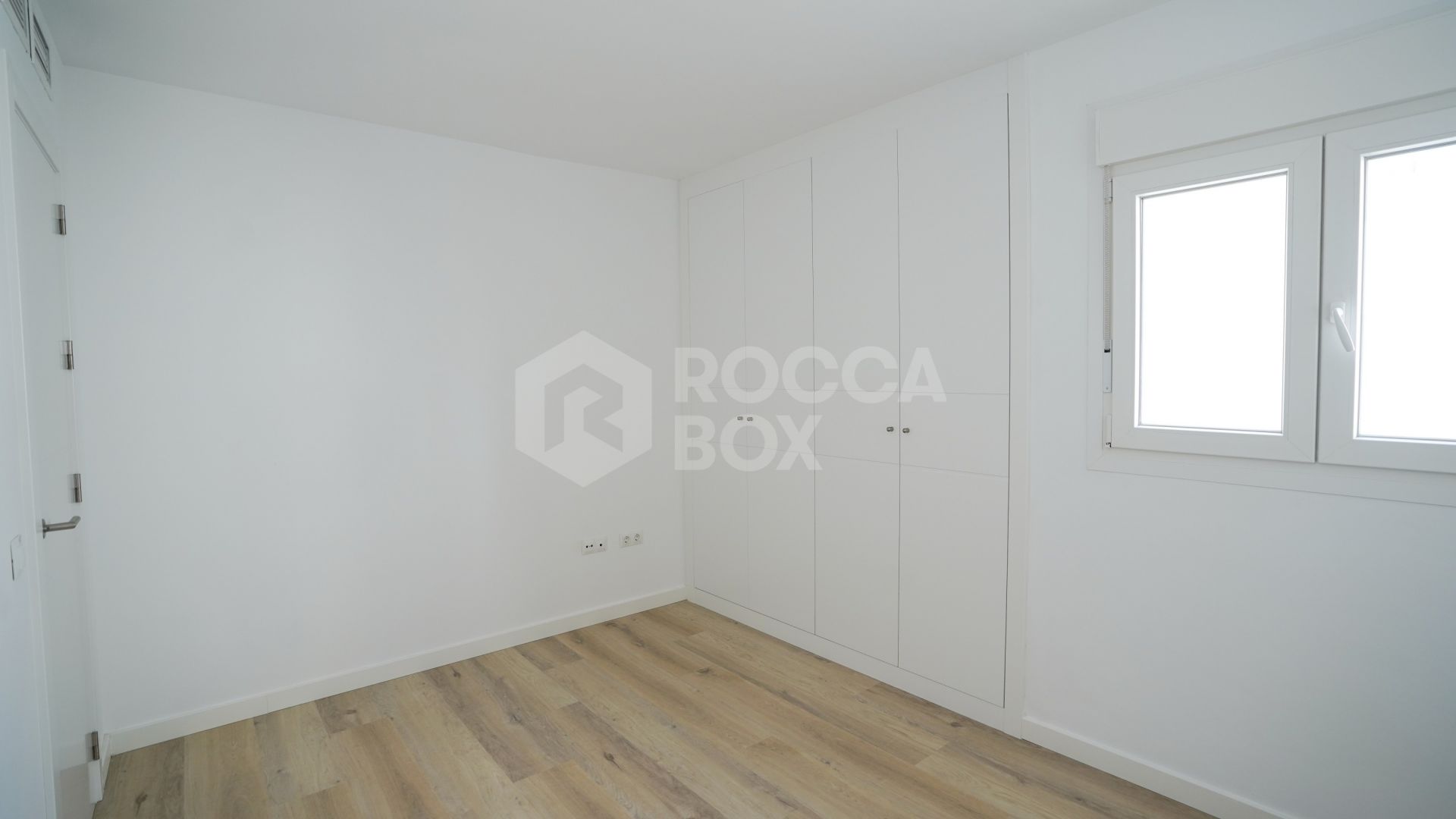 Modern 4-Bedroom Apartment with Mountain & Sea Views in Nueva Andalucía