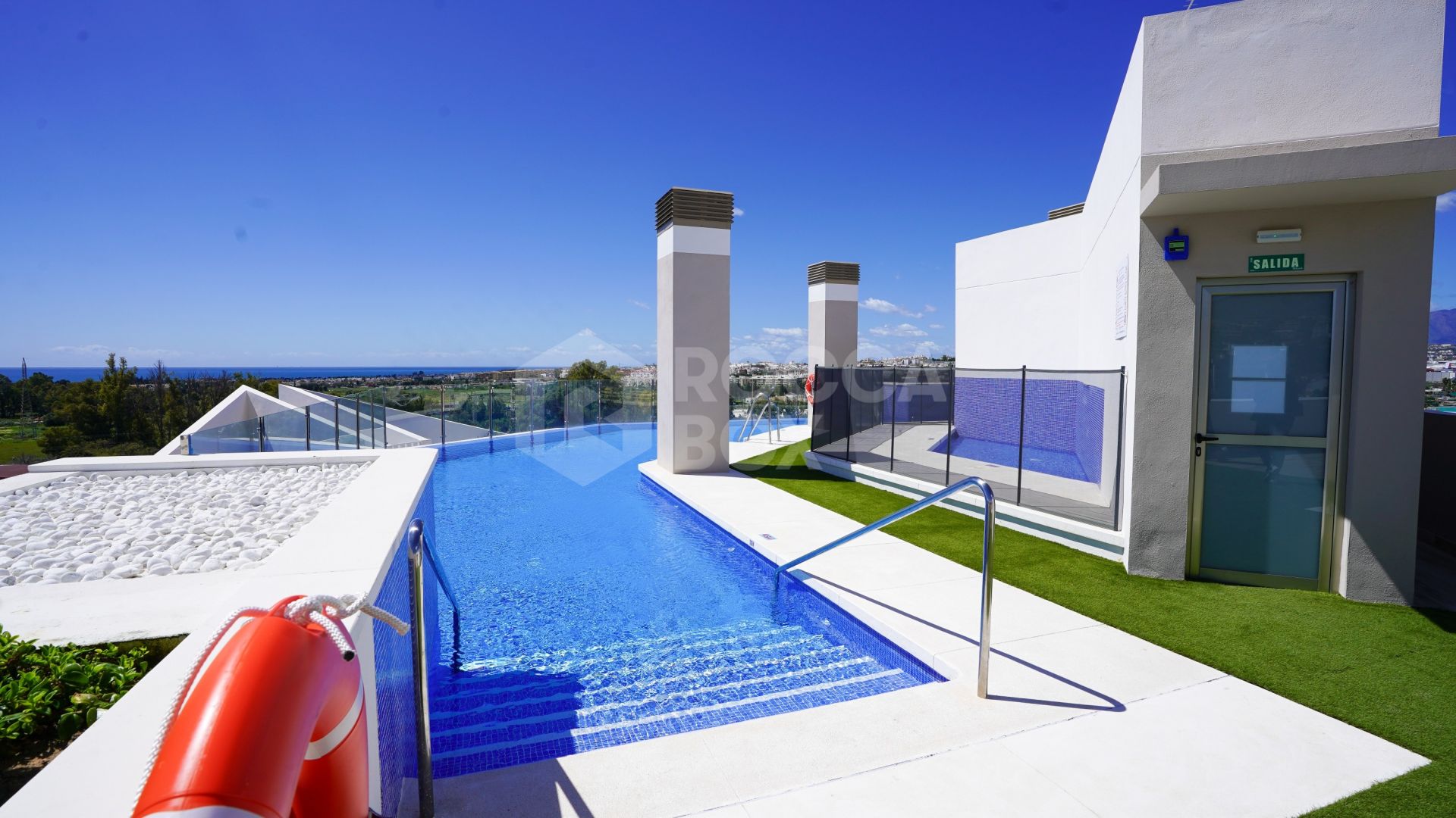 Modern 4-Bedroom Apartment with Mountain & Sea Views in Nueva Andalucía