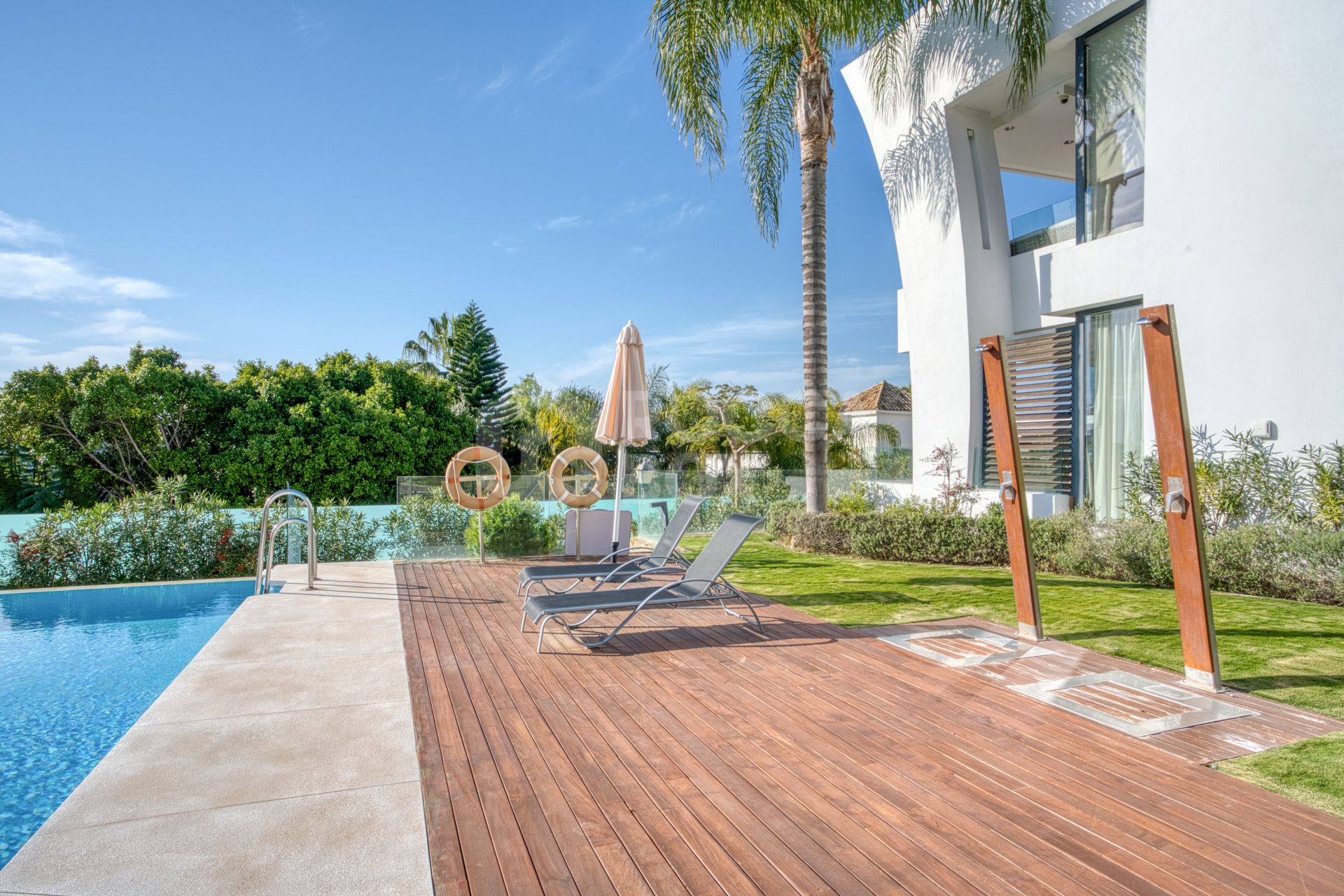Elegant 4-Bedroom Designer Duplex with Sea Views in La Reserva de Sierra Blanca