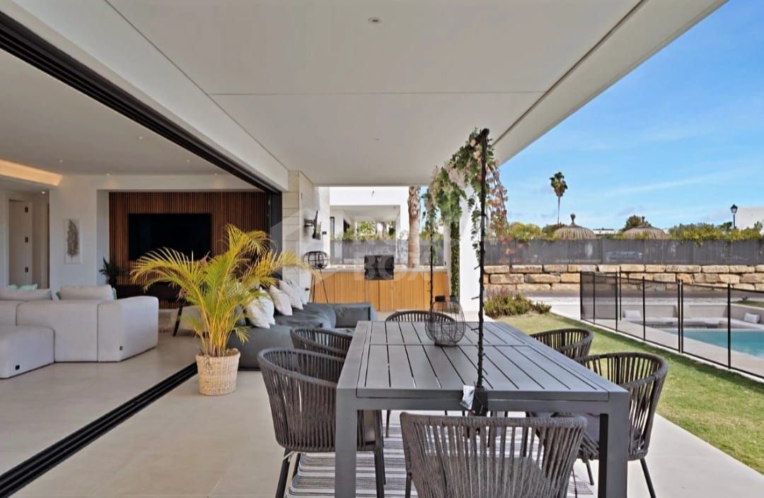 Exquisite Four-Bedroom Luxury Villa with Panoramic Views and Bespoke Upgrades