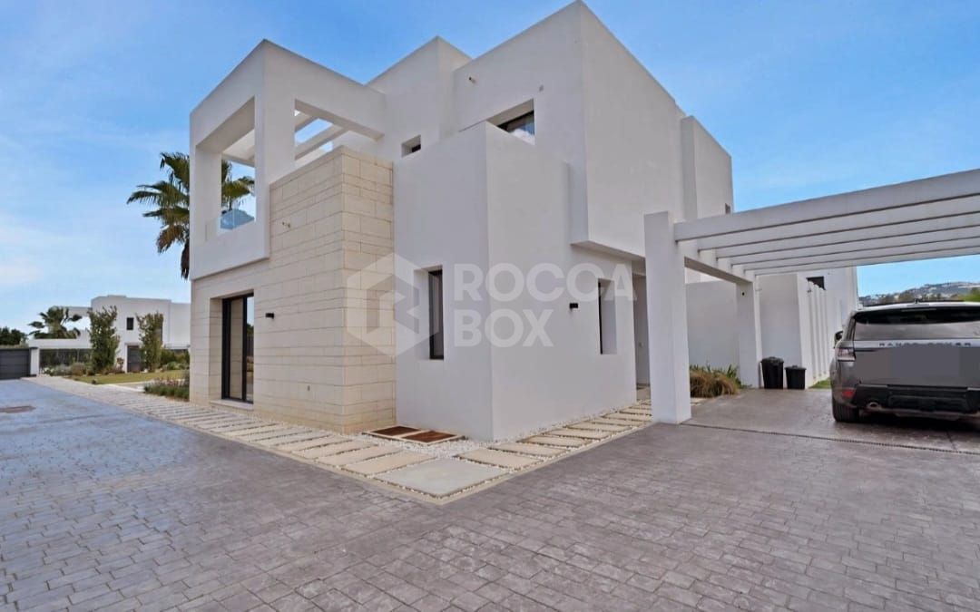 Exquisite Four-Bedroom Luxury Villa with Panoramic Views and Bespoke Upgrades