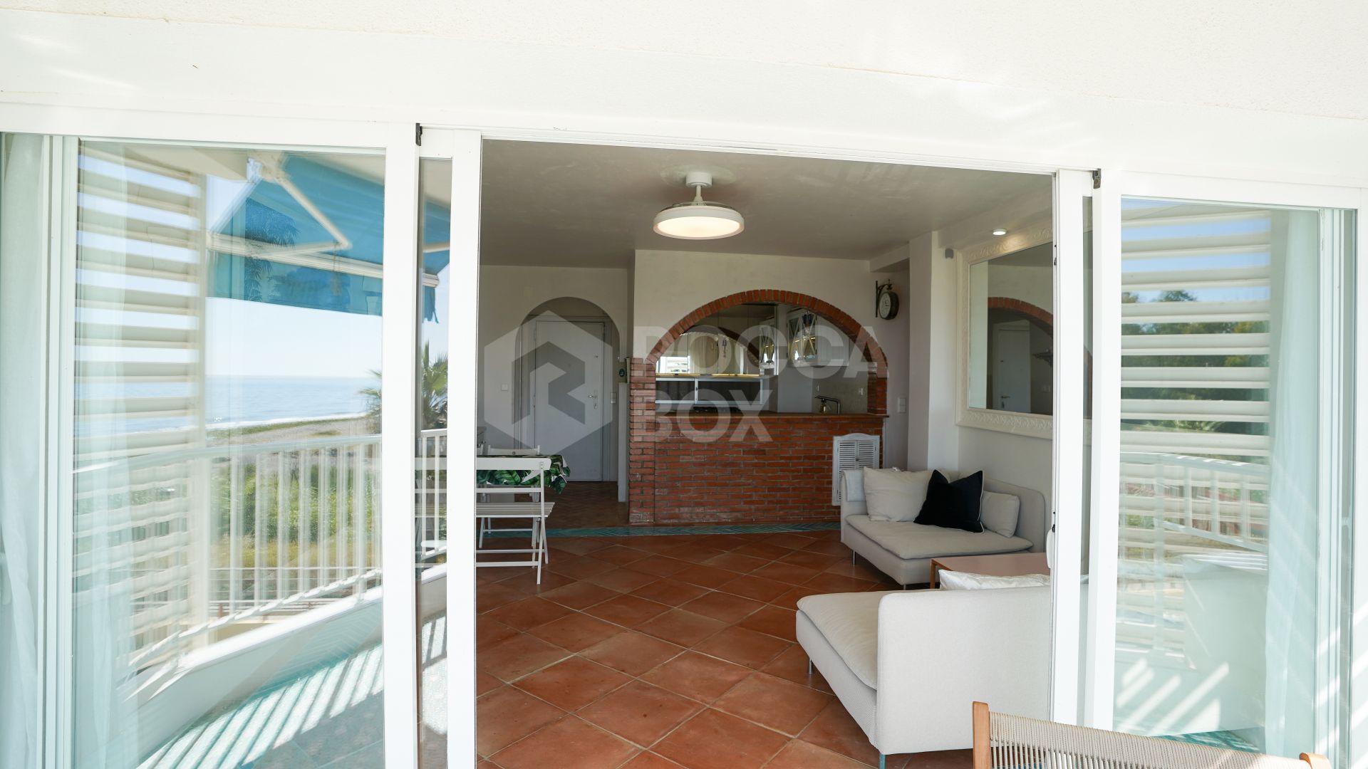 Beachside Apartment with Panoramic Sea Views