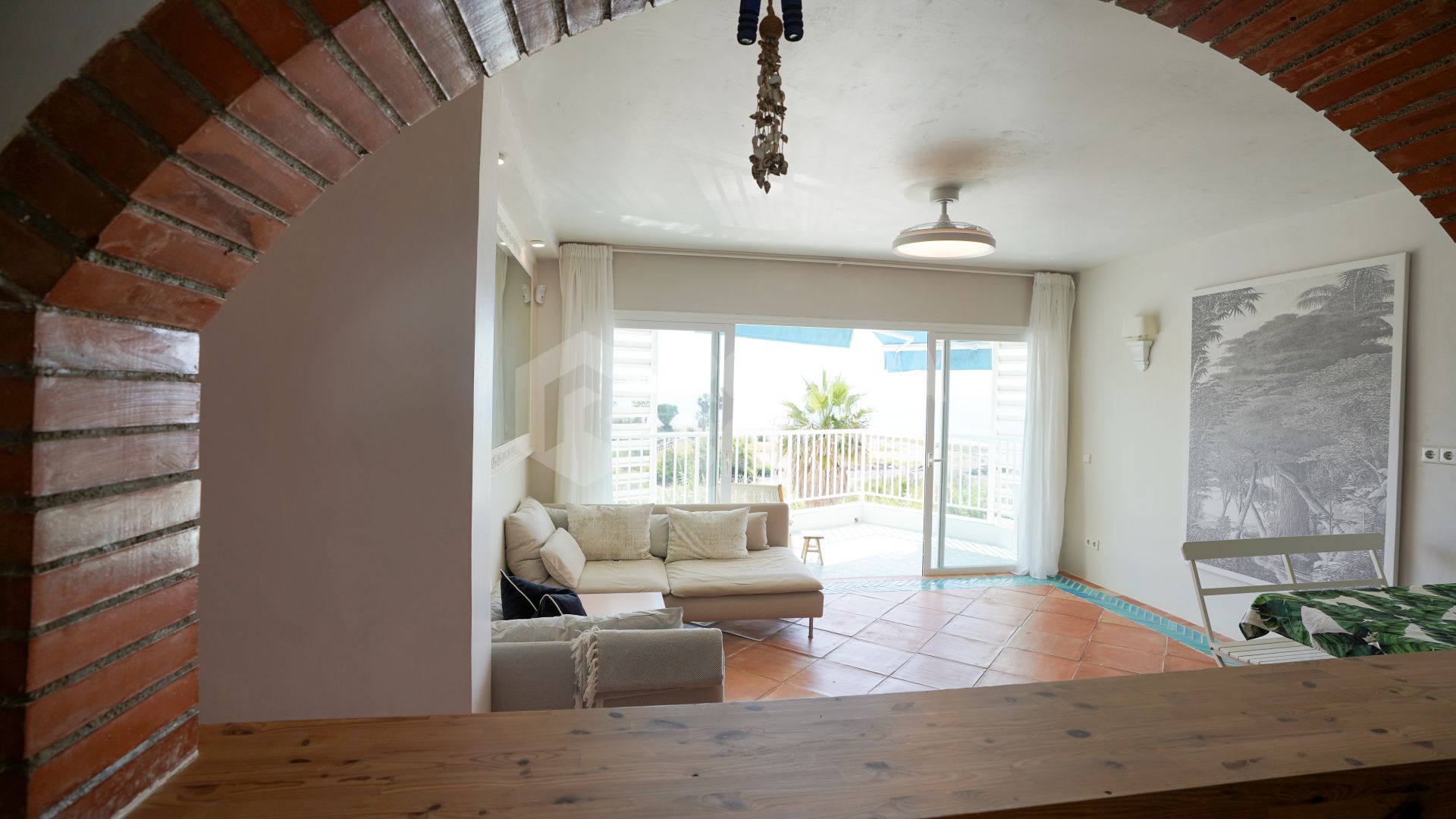 Beachside Apartment with Panoramic Sea Views