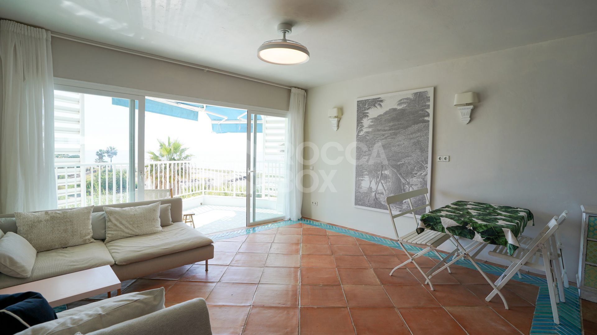 Beachside Apartment with Panoramic Sea Views