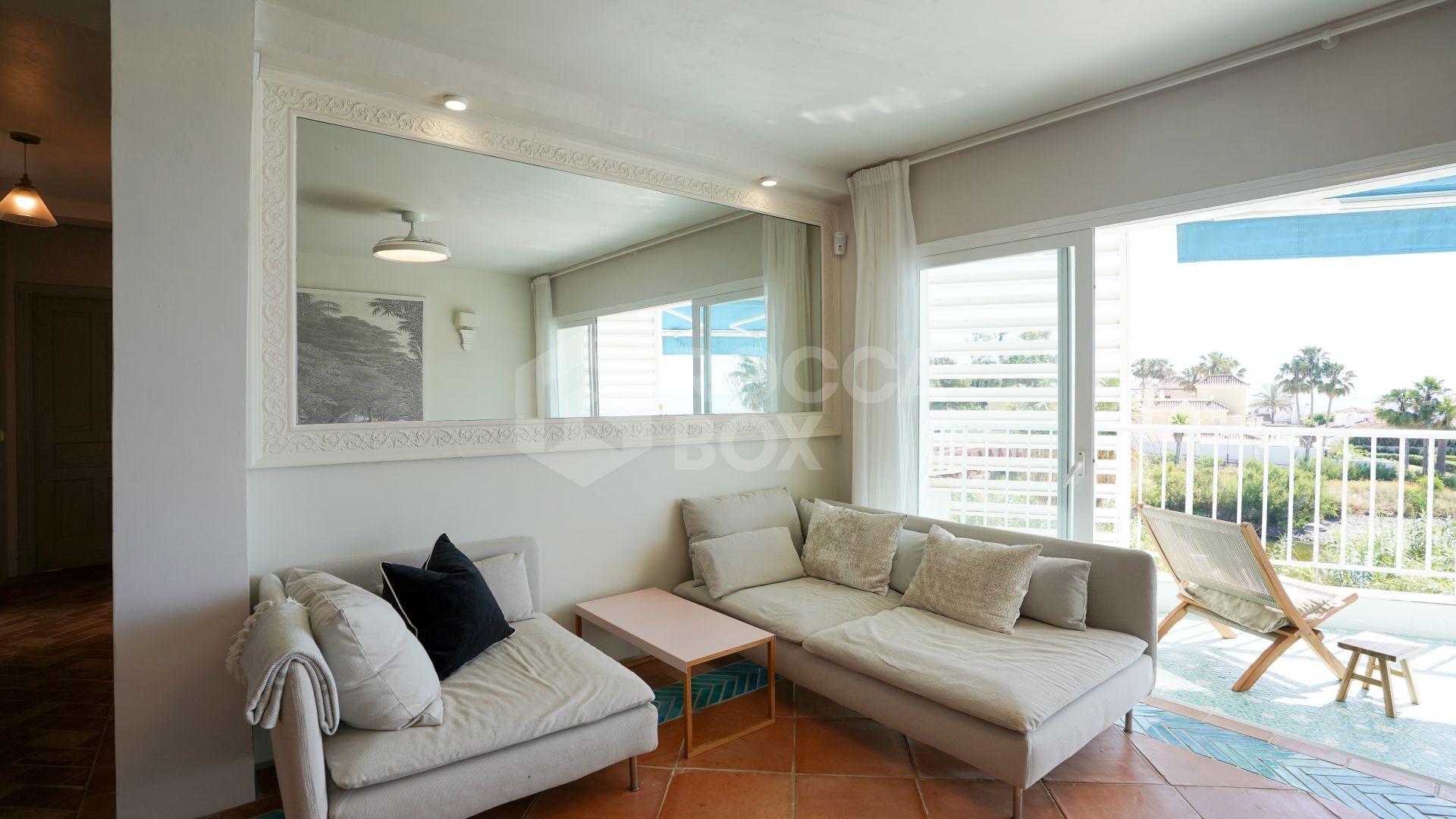 Beachside Apartment with Panoramic Sea Views