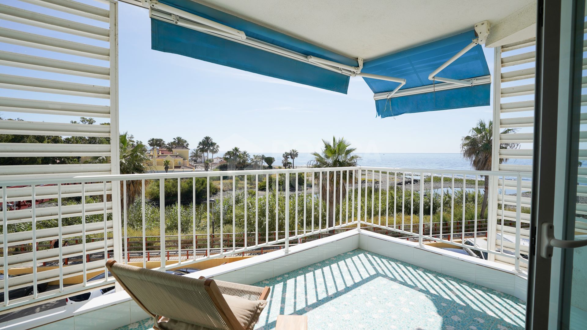 Beachside Apartment with Panoramic Sea Views