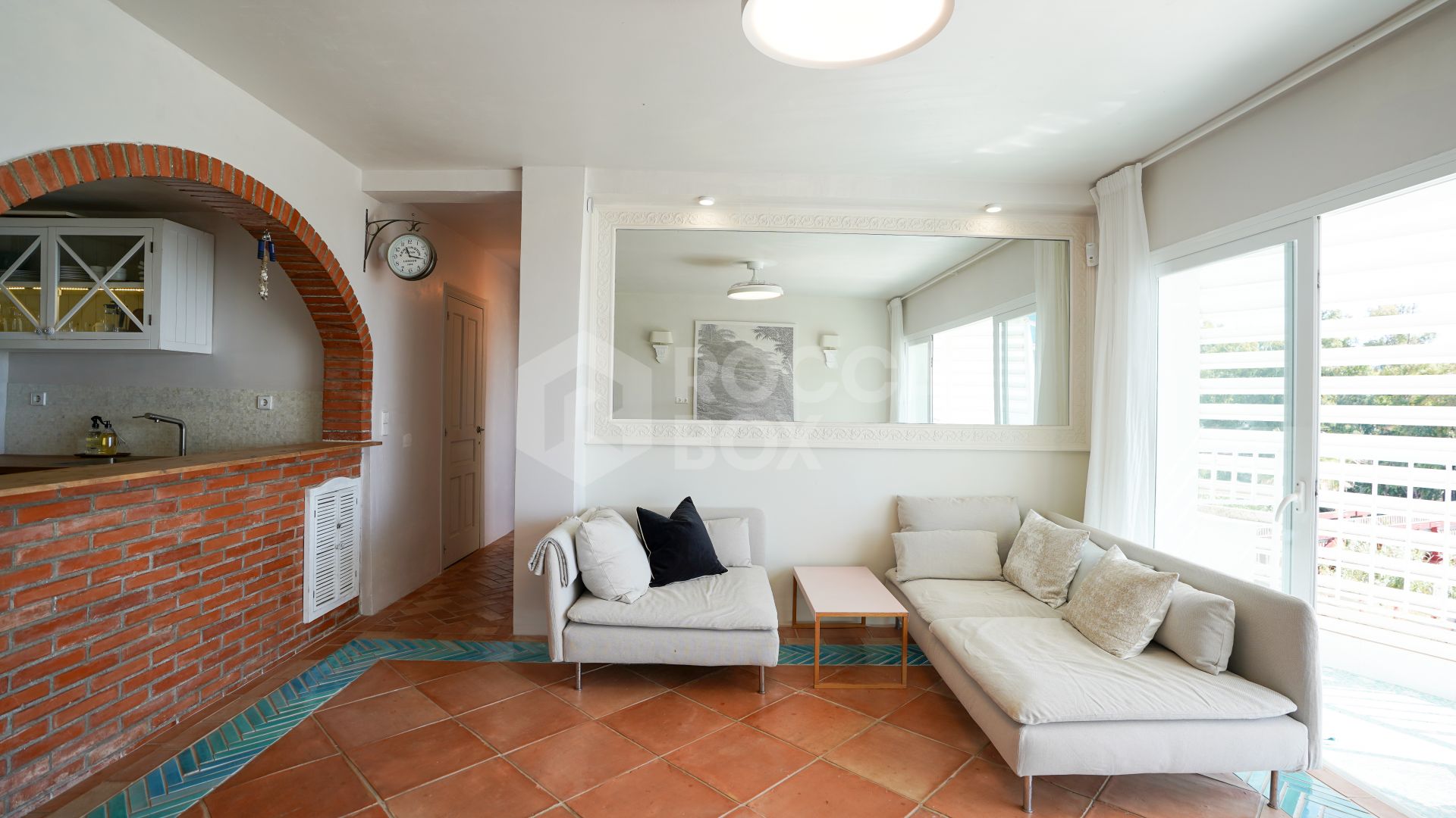 Beachside Apartment with Panoramic Sea Views