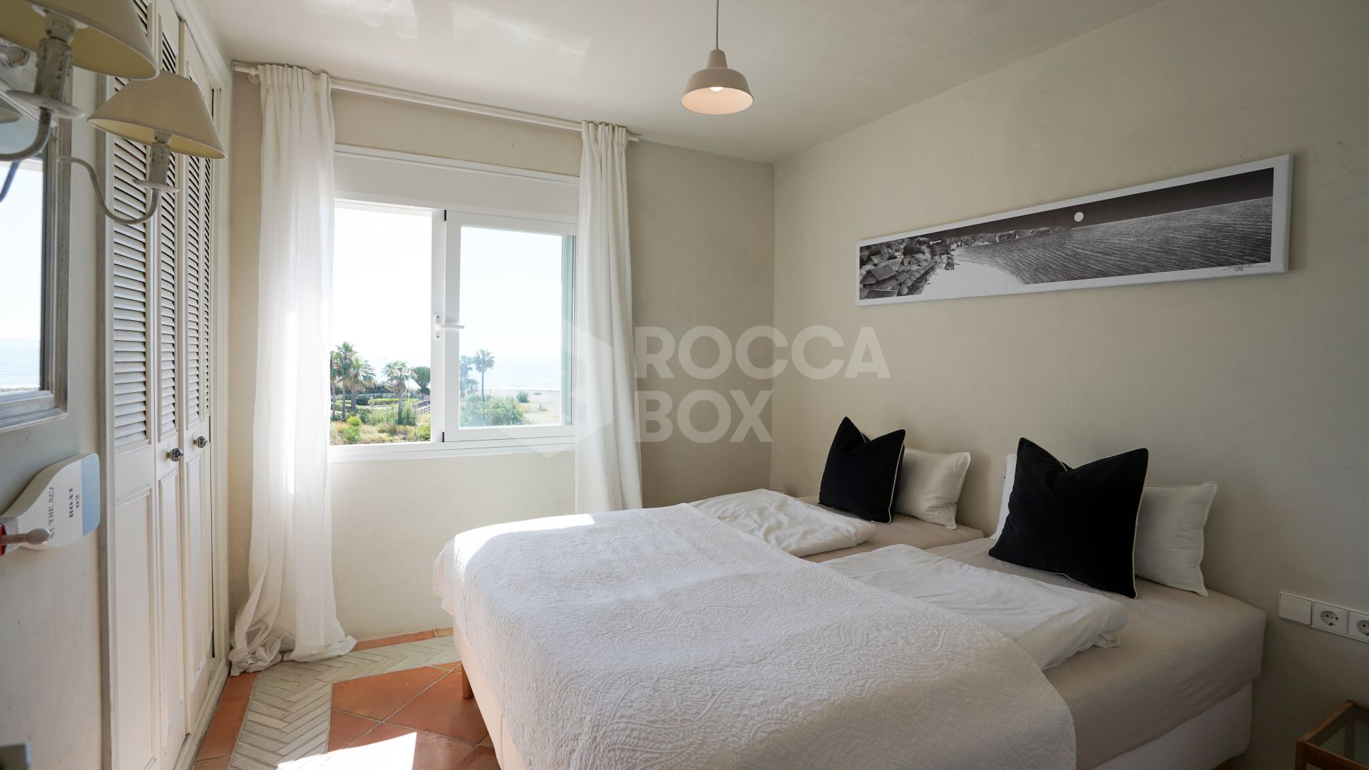 Beachside Apartment with Panoramic Sea Views