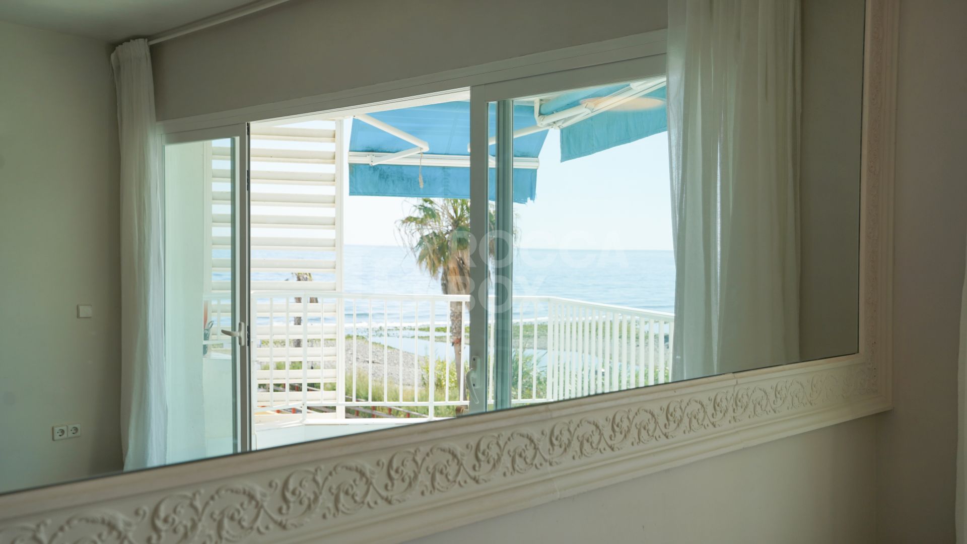 Beachside Apartment with Panoramic Sea Views