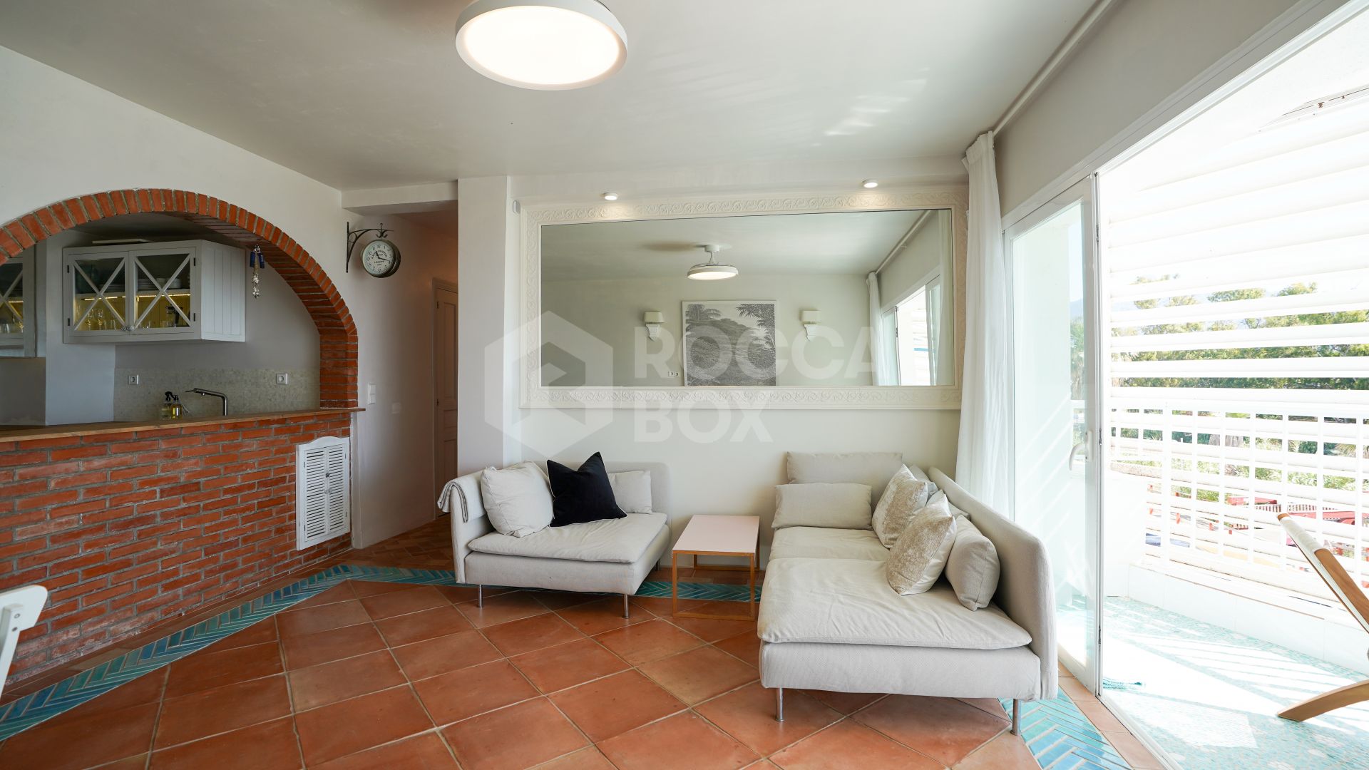 Beachside Apartment with Panoramic Sea Views