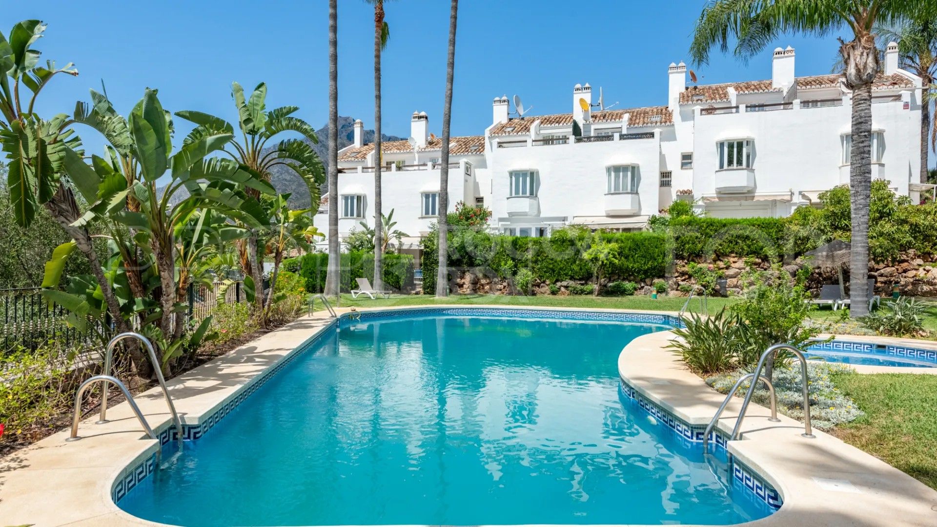 Elegant New Build Townhouse Walking Distance to Puente Romano & the Beach