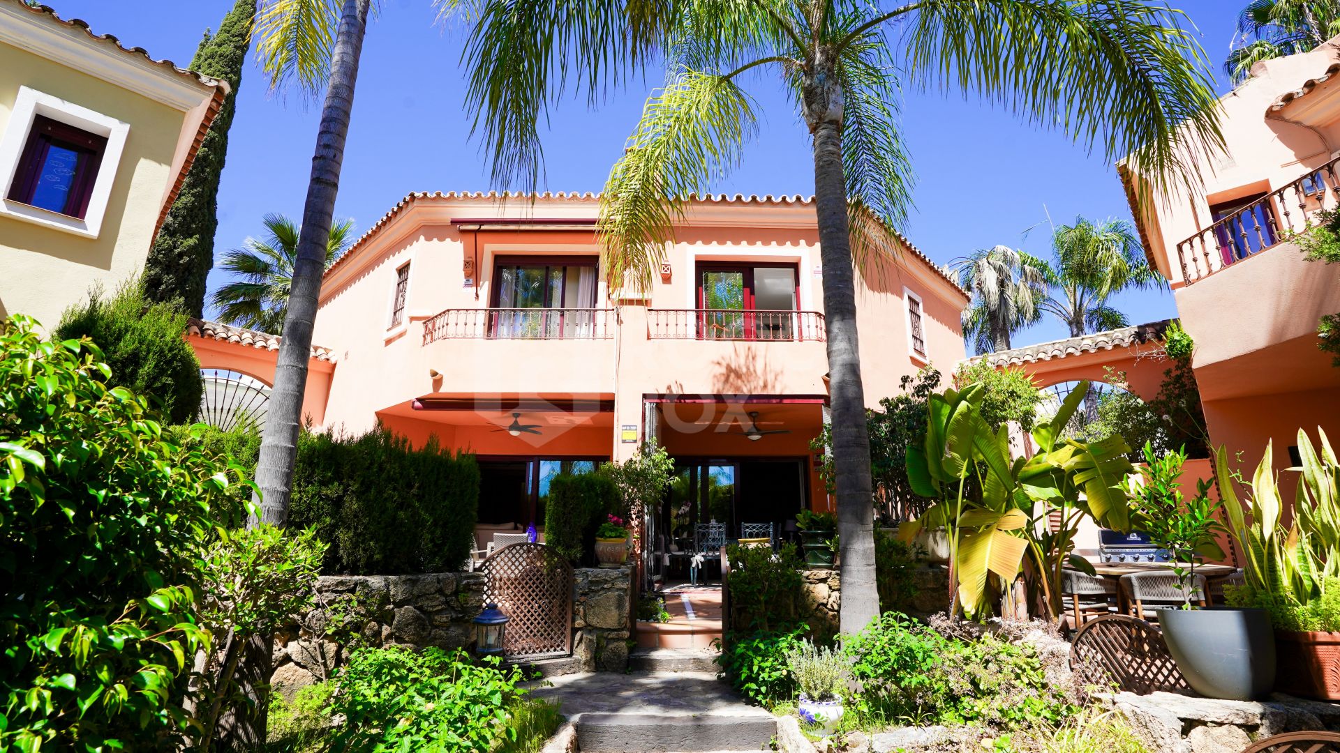 Elegant 4-Bedroom Semi-Detached Home in Marbella: Prime Location!