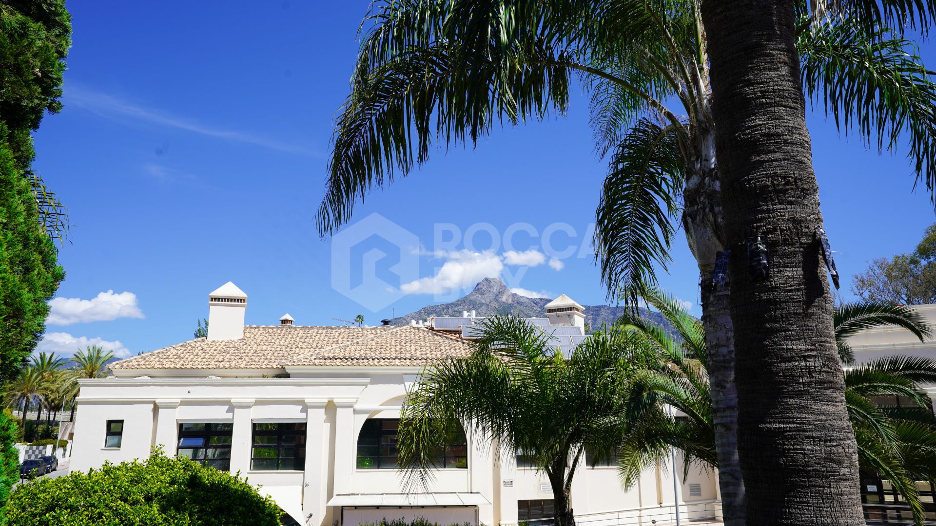 Elegant 4-Bedroom Semi-Detached Home in Marbella: Prime Location!