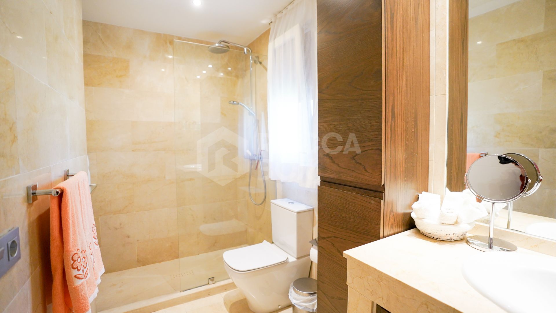 Elegant 4-Bedroom Semi-Detached Home in Marbella: Prime Location!