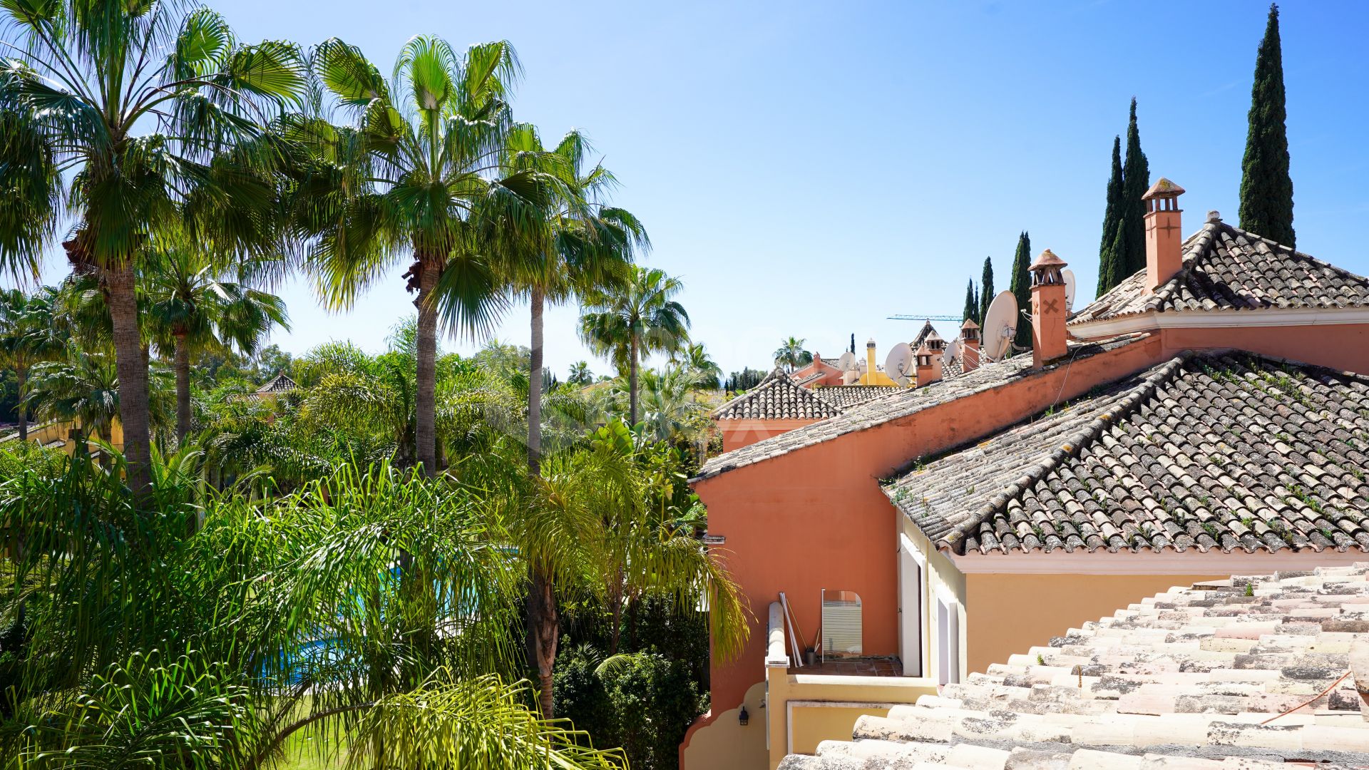 Elegant 4-Bedroom Semi-Detached Home in Marbella: Prime Location!