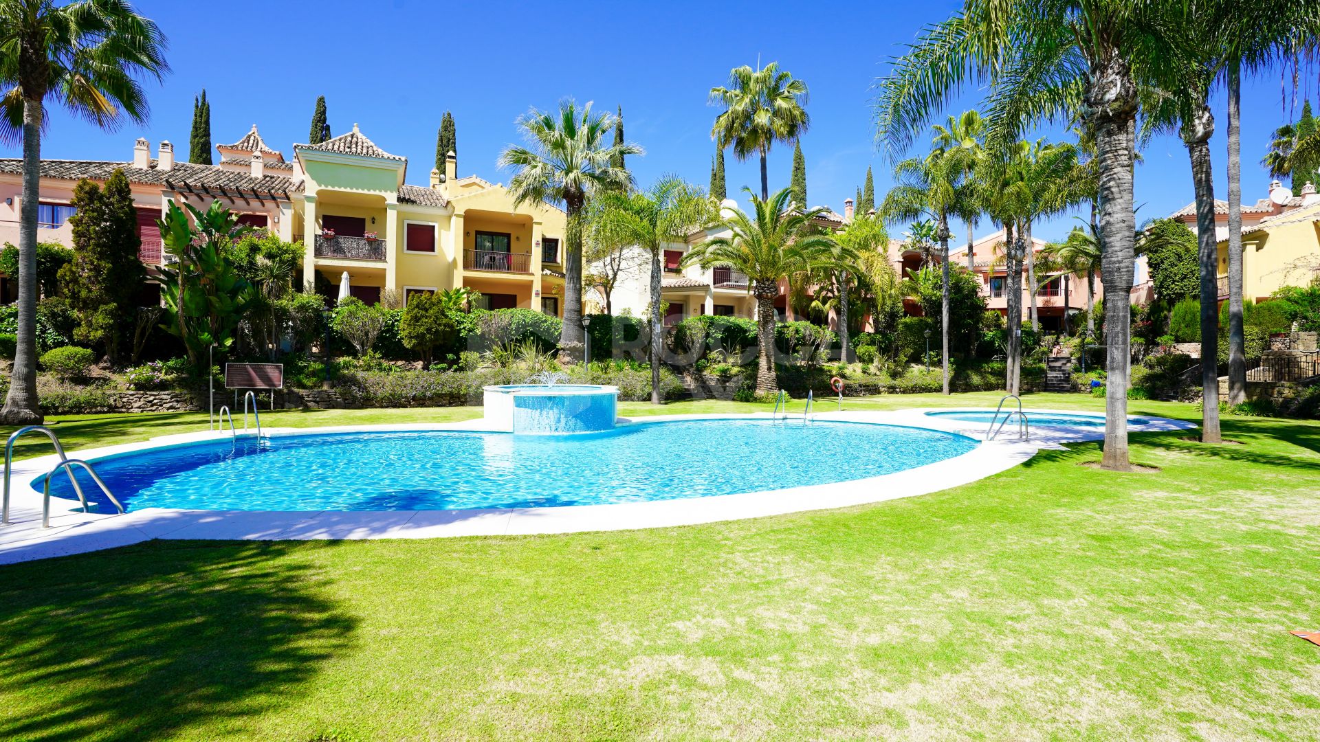 Elegant 4-Bedroom Semi-Detached Home in Marbella: Prime Location!