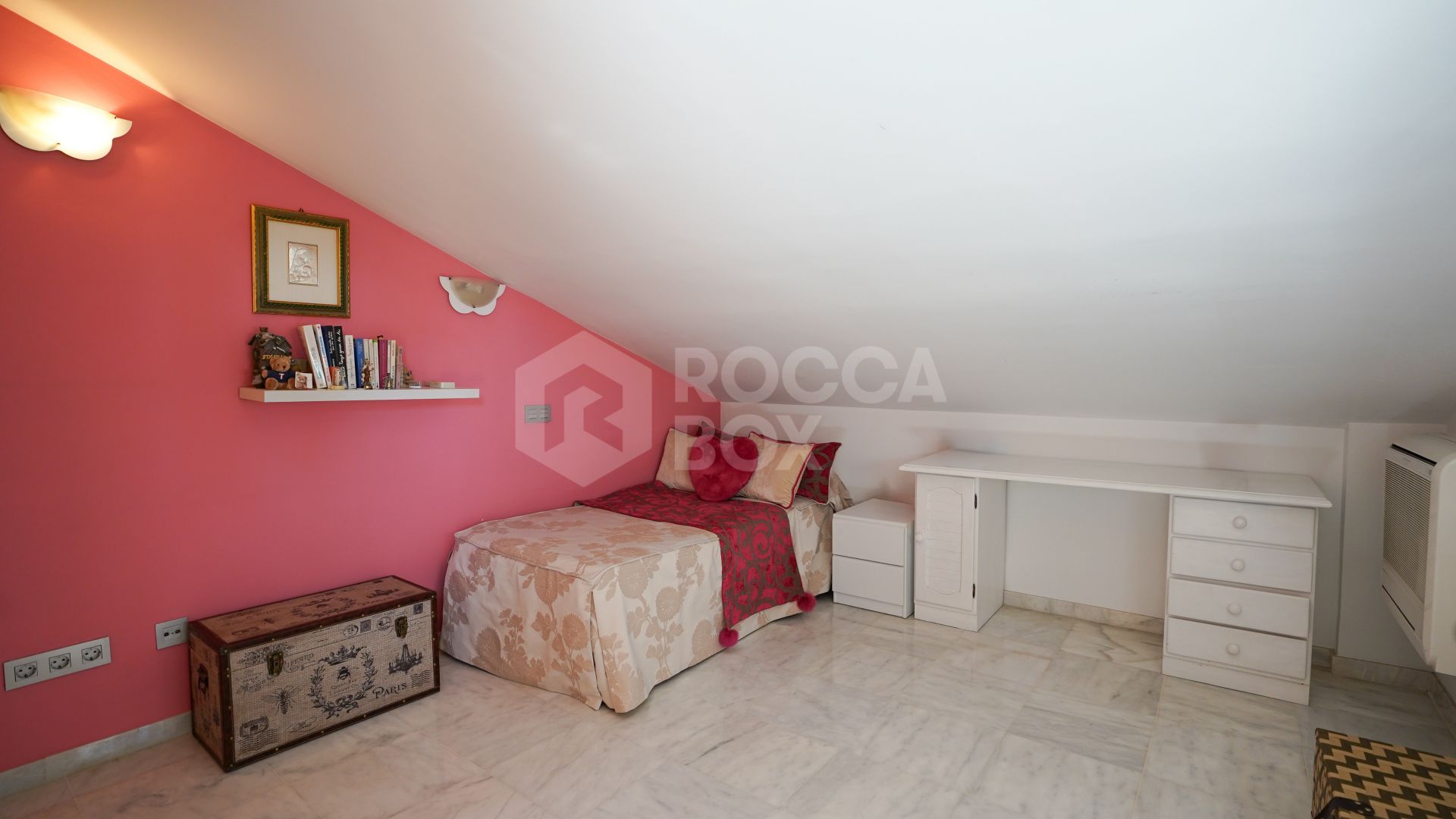 Elegant 4-Bedroom Semi-Detached Home in Marbella: Prime Location!