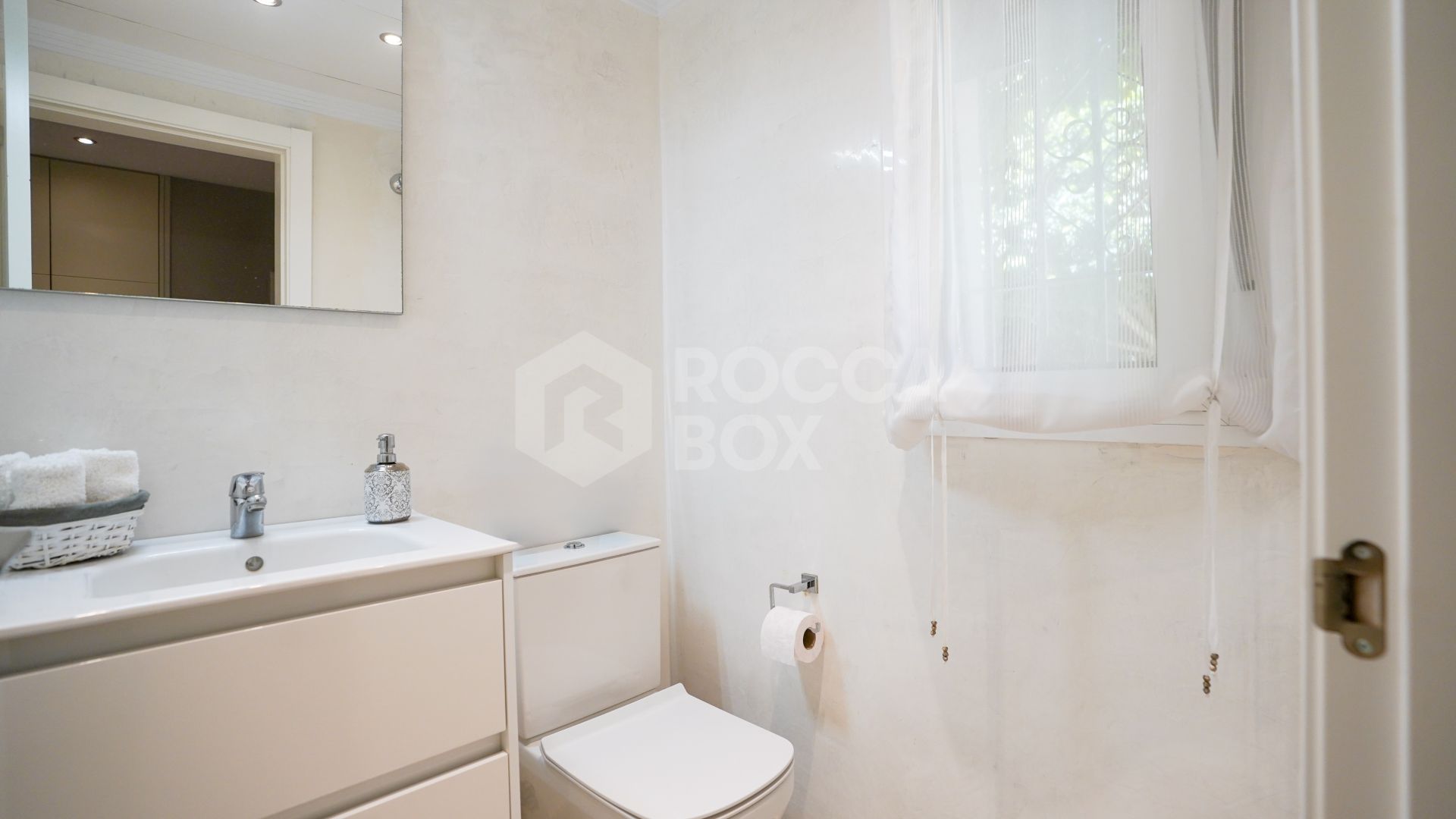 Elegant 4-Bedroom Semi-Detached Home in Marbella: Prime Location!