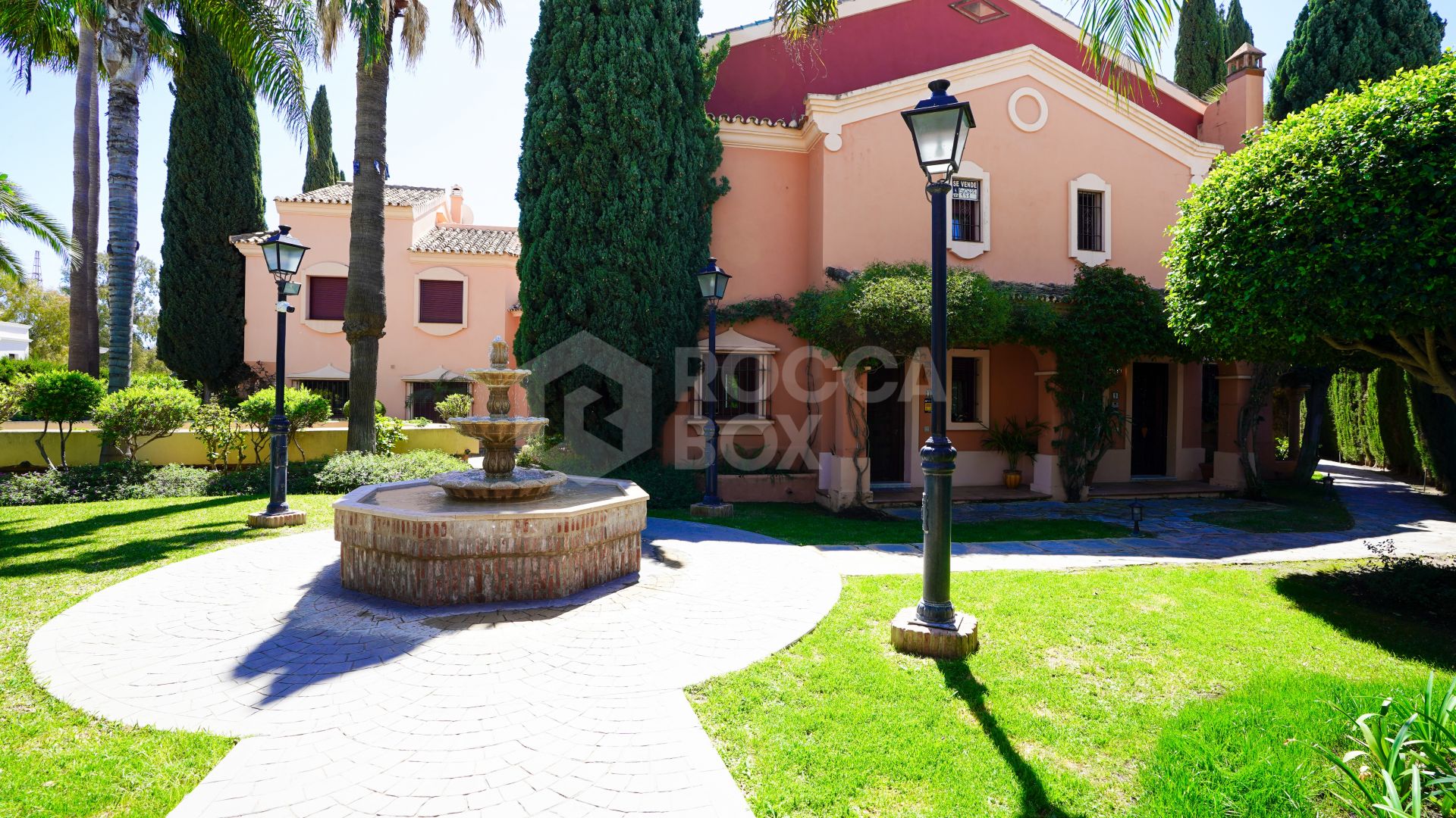 Elegant 4-Bedroom Semi-Detached Home in Marbella: Prime Location!
