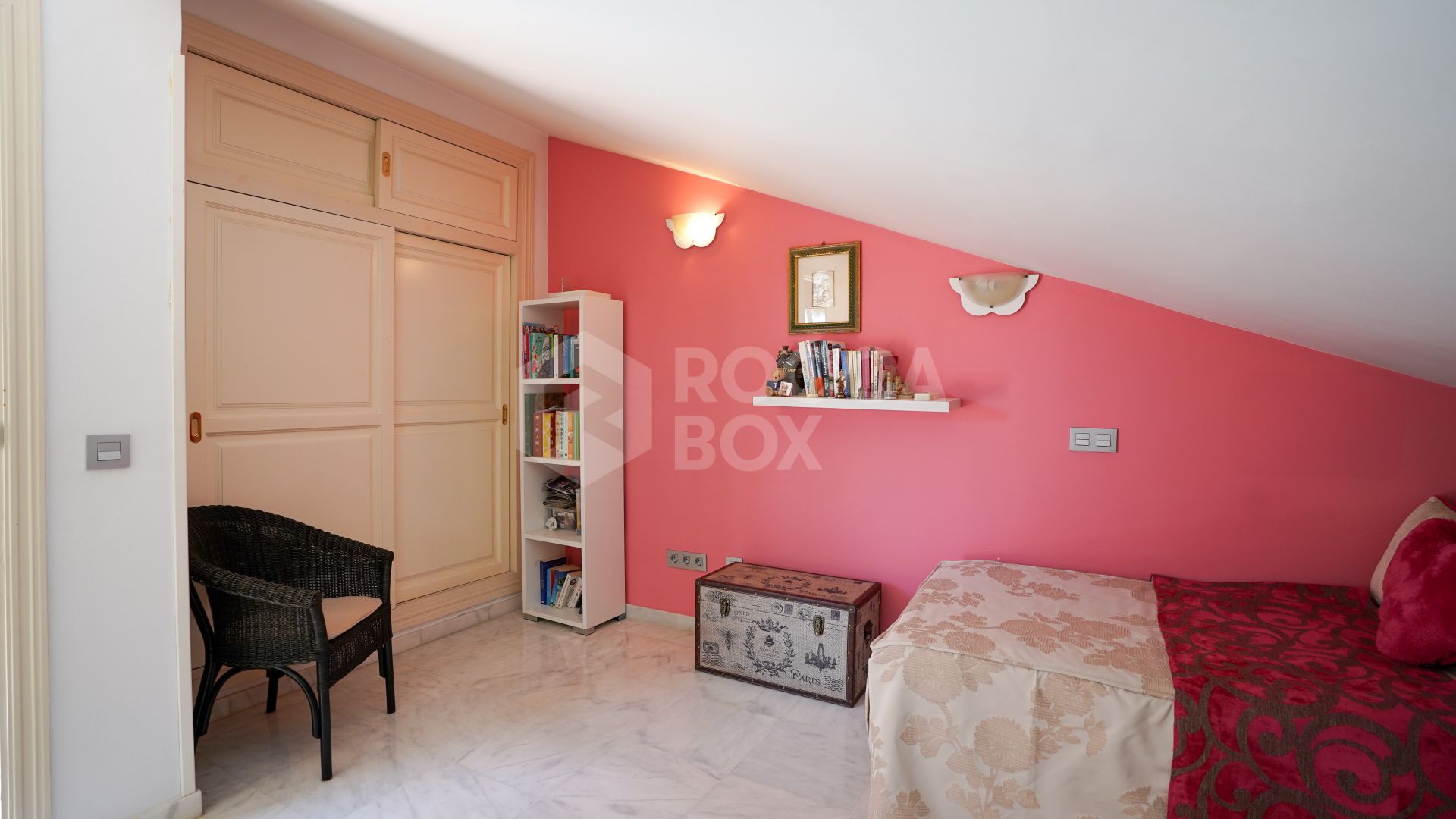 Elegant 4-Bedroom Semi-Detached Home in Marbella: Prime Location!