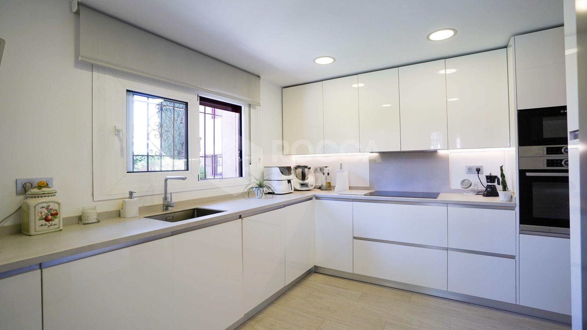 Elegant 4-Bedroom Semi-Detached Home in Marbella: Prime Location!