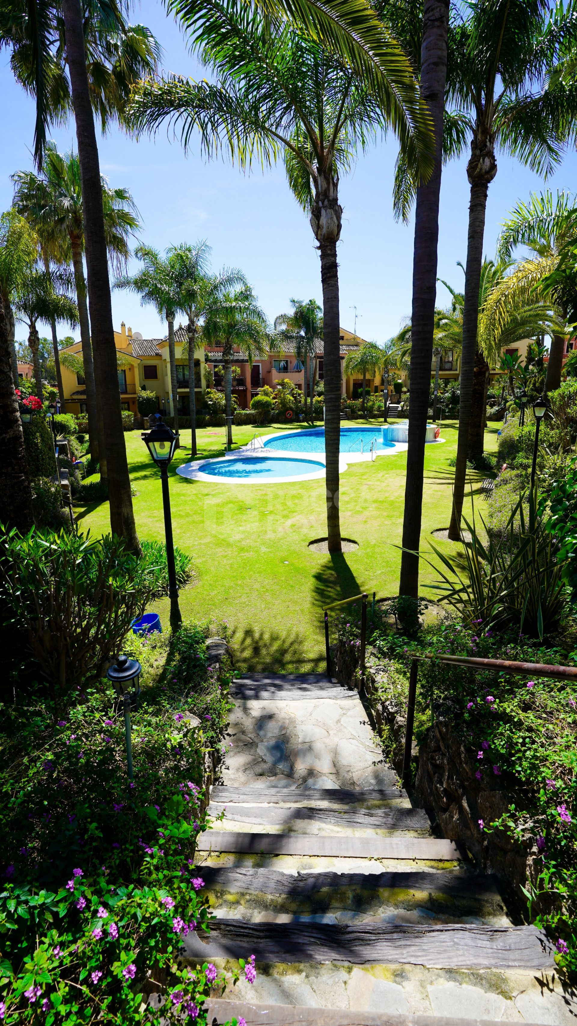 Elegant 4-Bedroom Semi-Detached Home in Marbella: Prime Location!