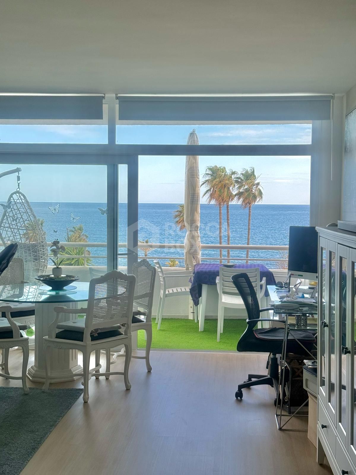 Frontline Beach Apartment with Panoramic Sea Views