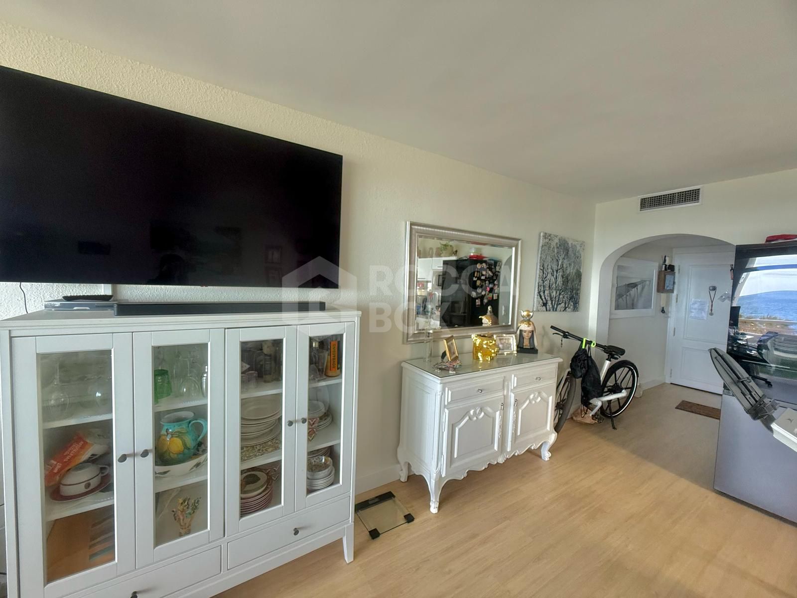 Frontline Beach Apartment with Panoramic Sea Views