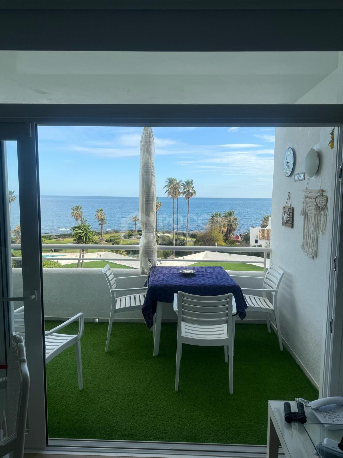 Frontline Beach Apartment with Panoramic Sea Views