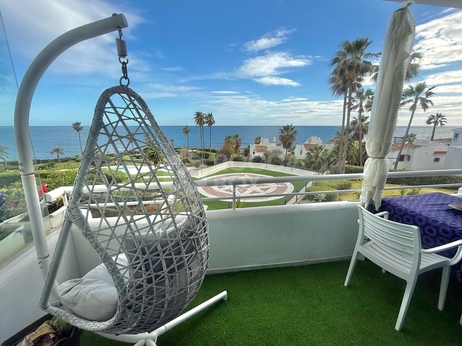 Frontline Beach Apartment with Panoramic Sea Views