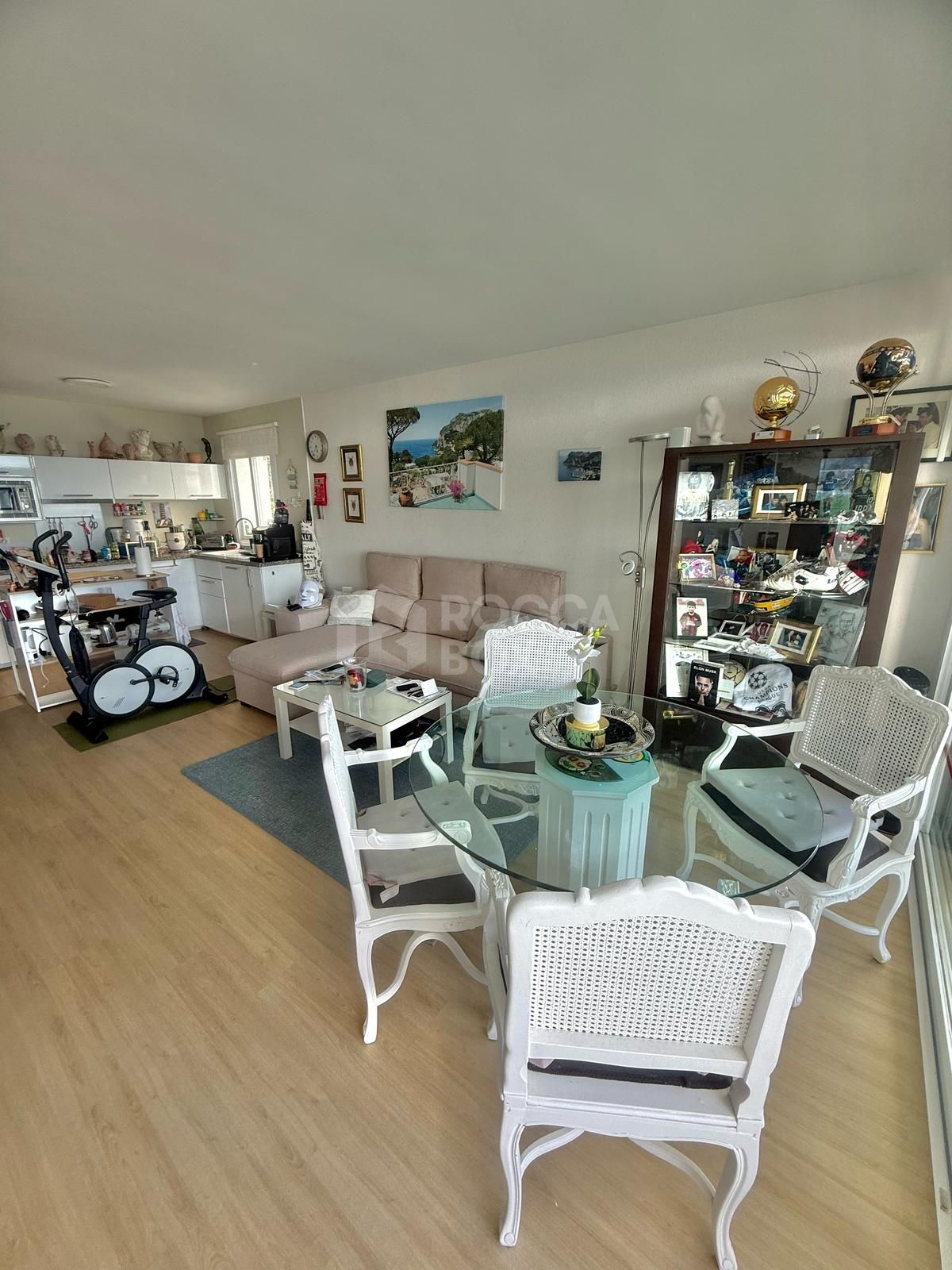 Frontline Beach Apartment with Panoramic Sea Views