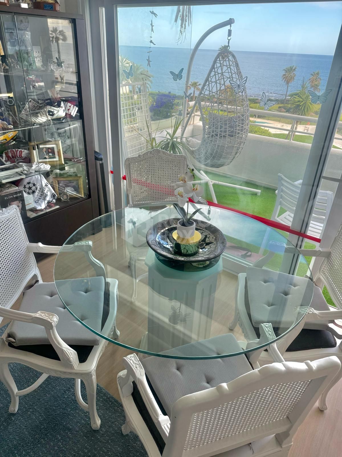 Frontline Beach Apartment with Panoramic Sea Views