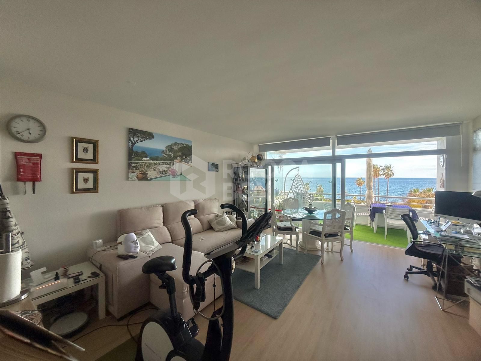 Frontline Beach Apartment with Panoramic Sea Views