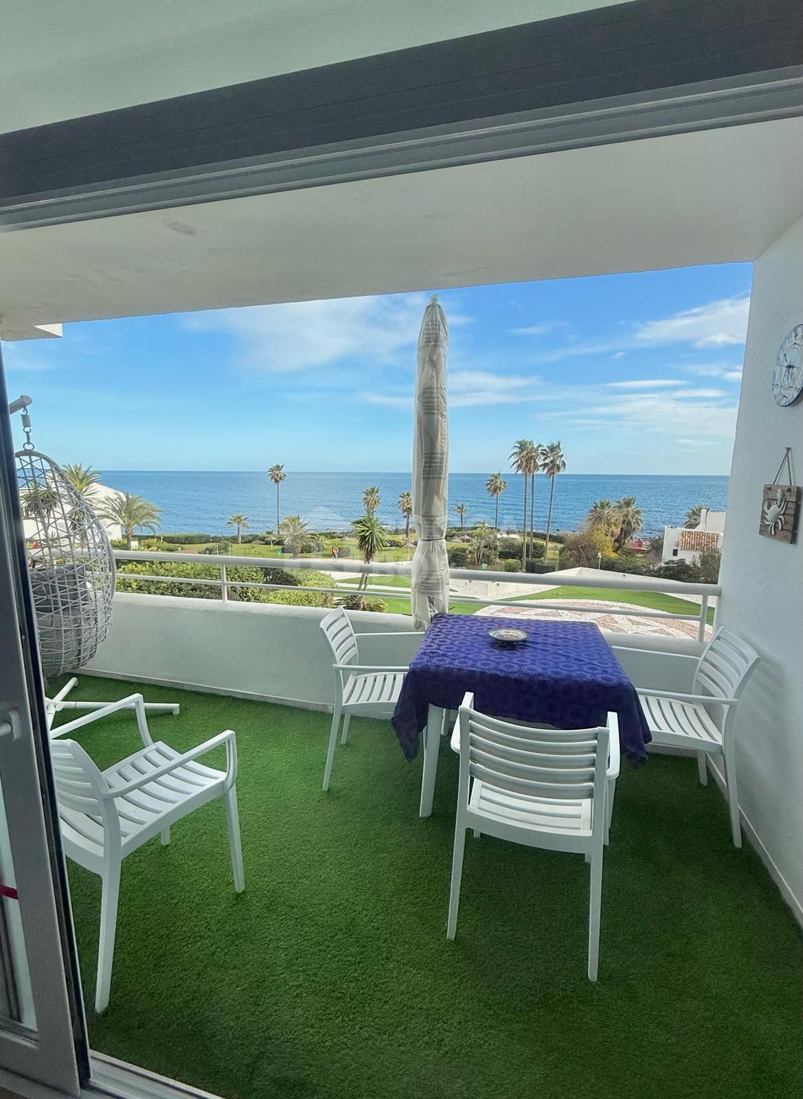 Frontline Beach Apartment with Panoramic Sea Views