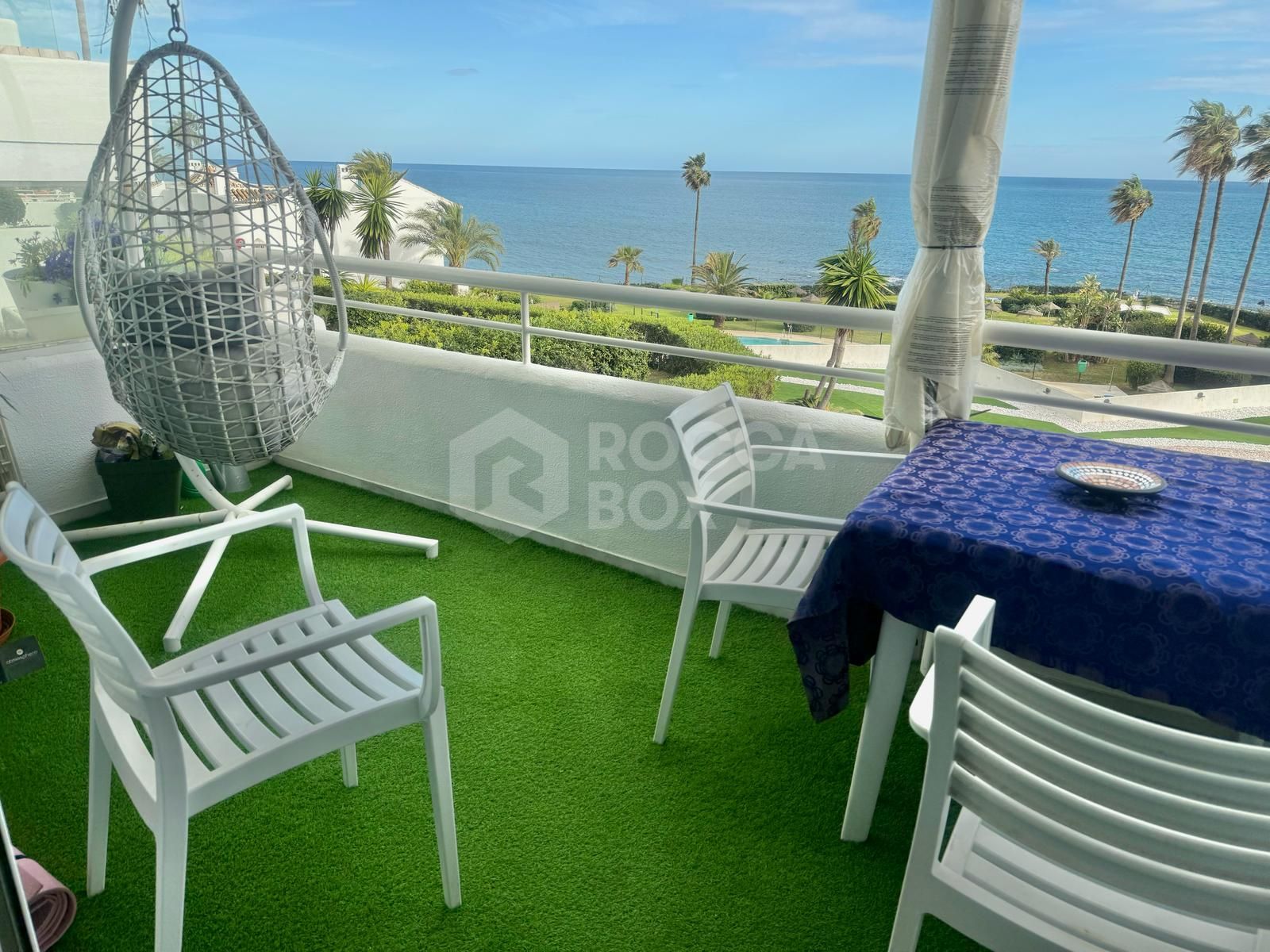 Frontline Beach Apartment with Panoramic Sea Views