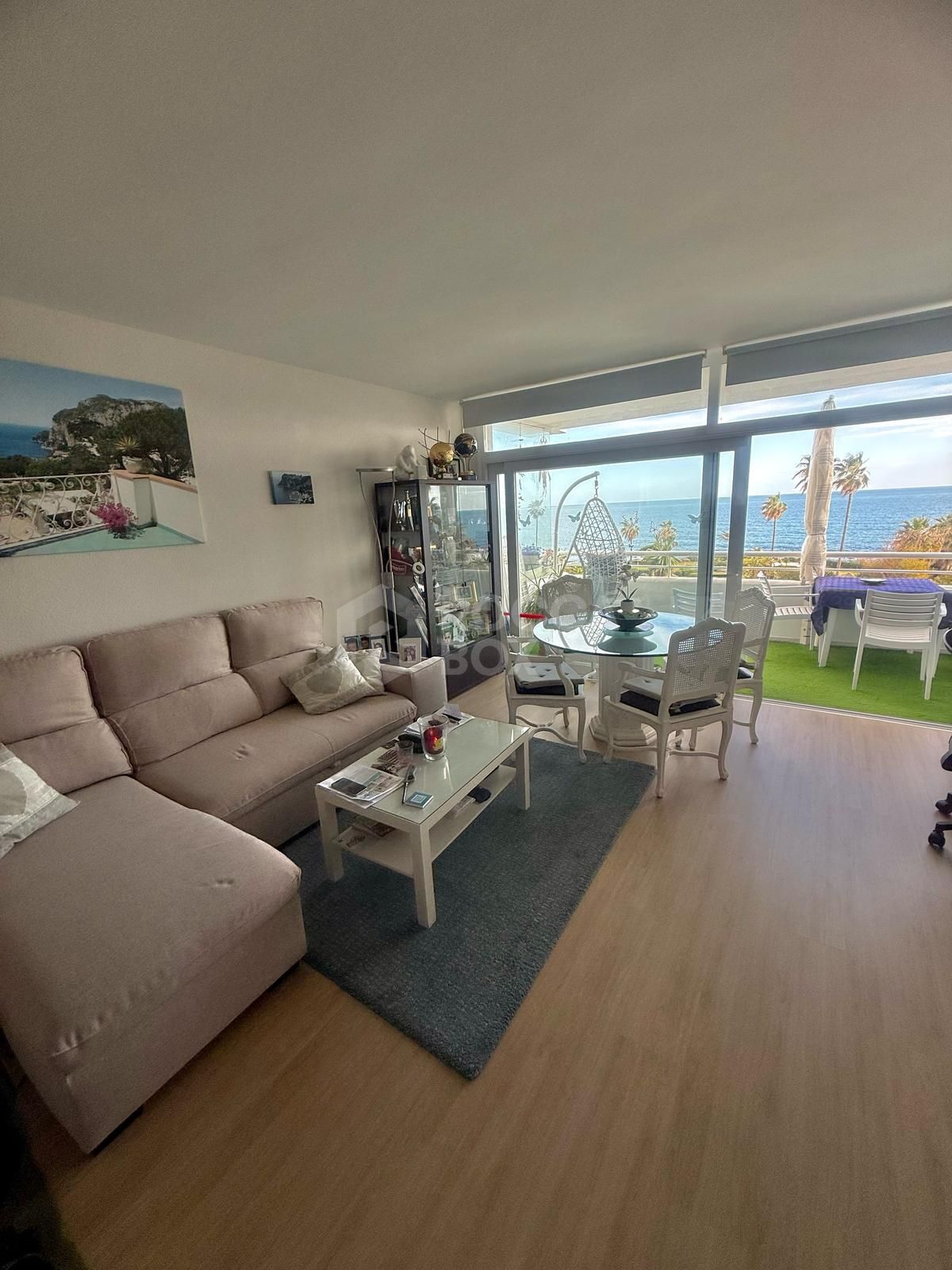 Frontline Beach Apartment with Panoramic Sea Views