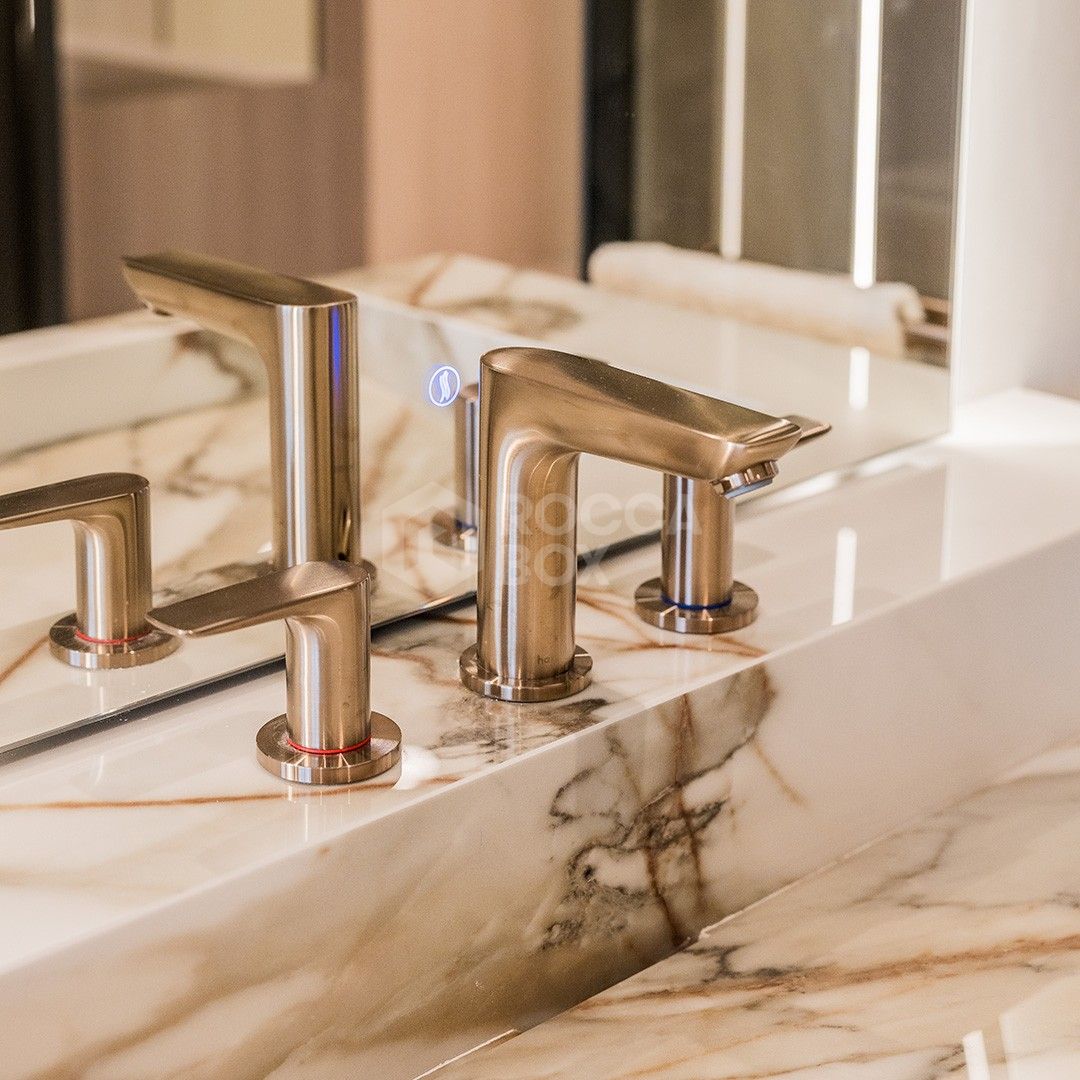 Newly Renovated Beachfront Ground-Floor Apartment with Private Terrace & Sea Views