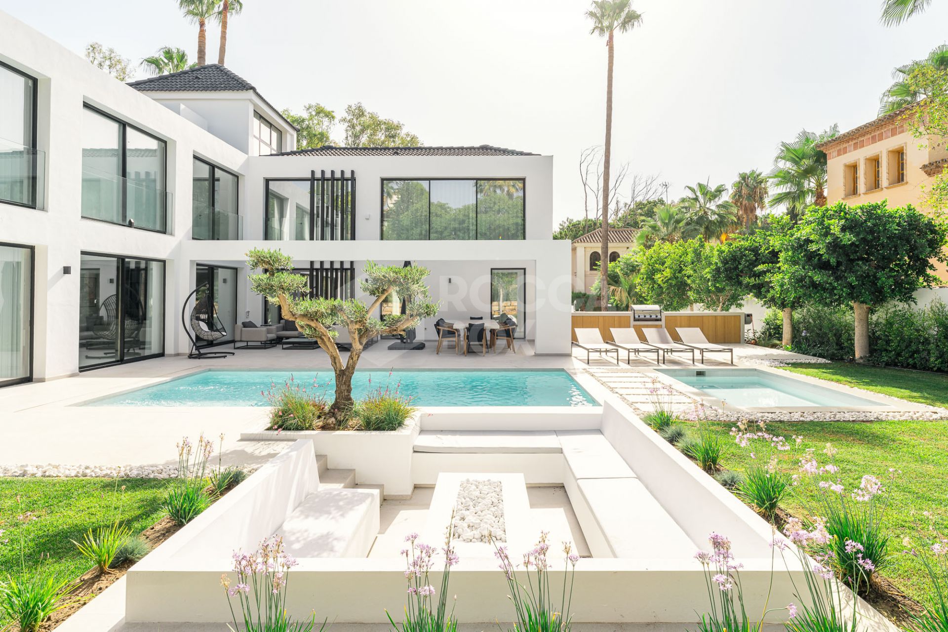 Family Villa with Modern Design and Entertainment Spaces in Nueva Andalucía